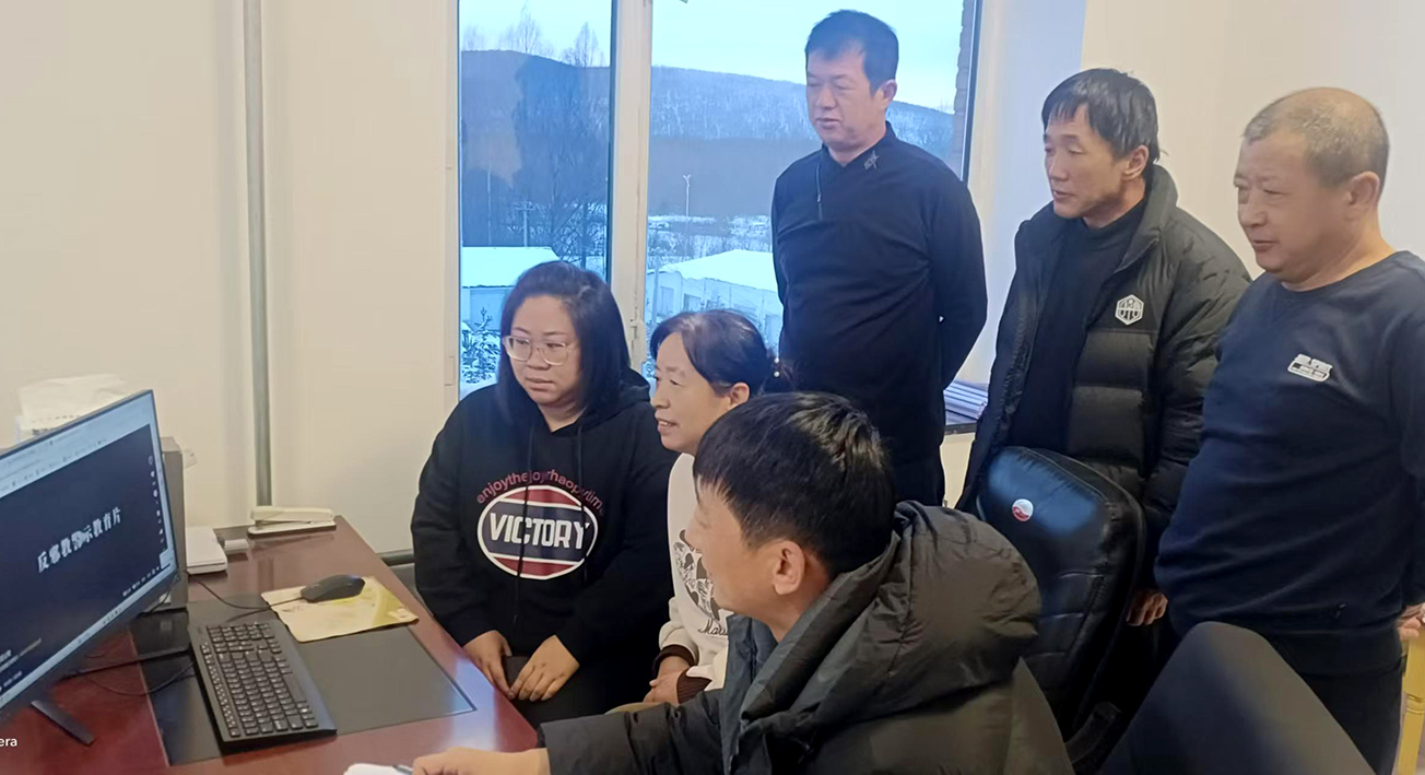 阿龍山森工公司各單位組織觀看反邪教宣傳教育片.jpg