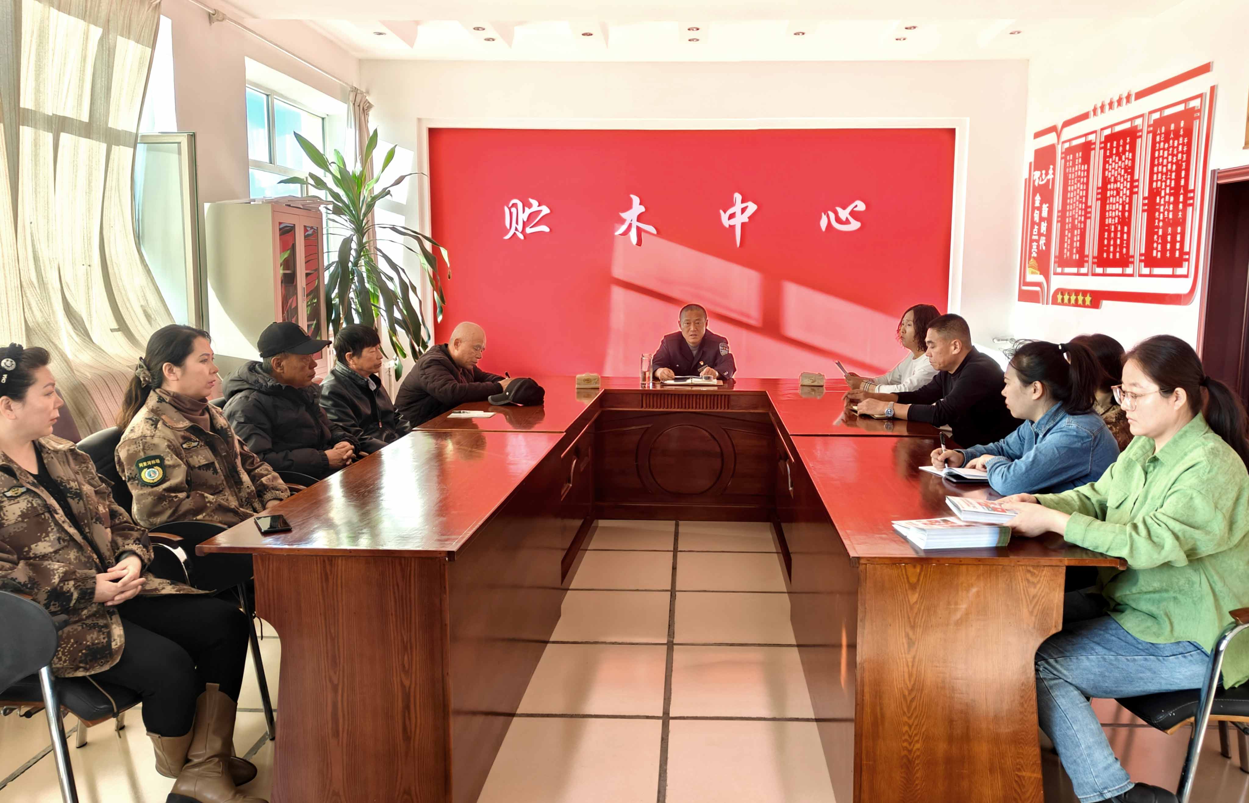 學習時代楷模 汲取奮進力量——阿里河森工公司貯木中心黨支部組織學習“時代楷模”單杏花同志先進事跡.jpg