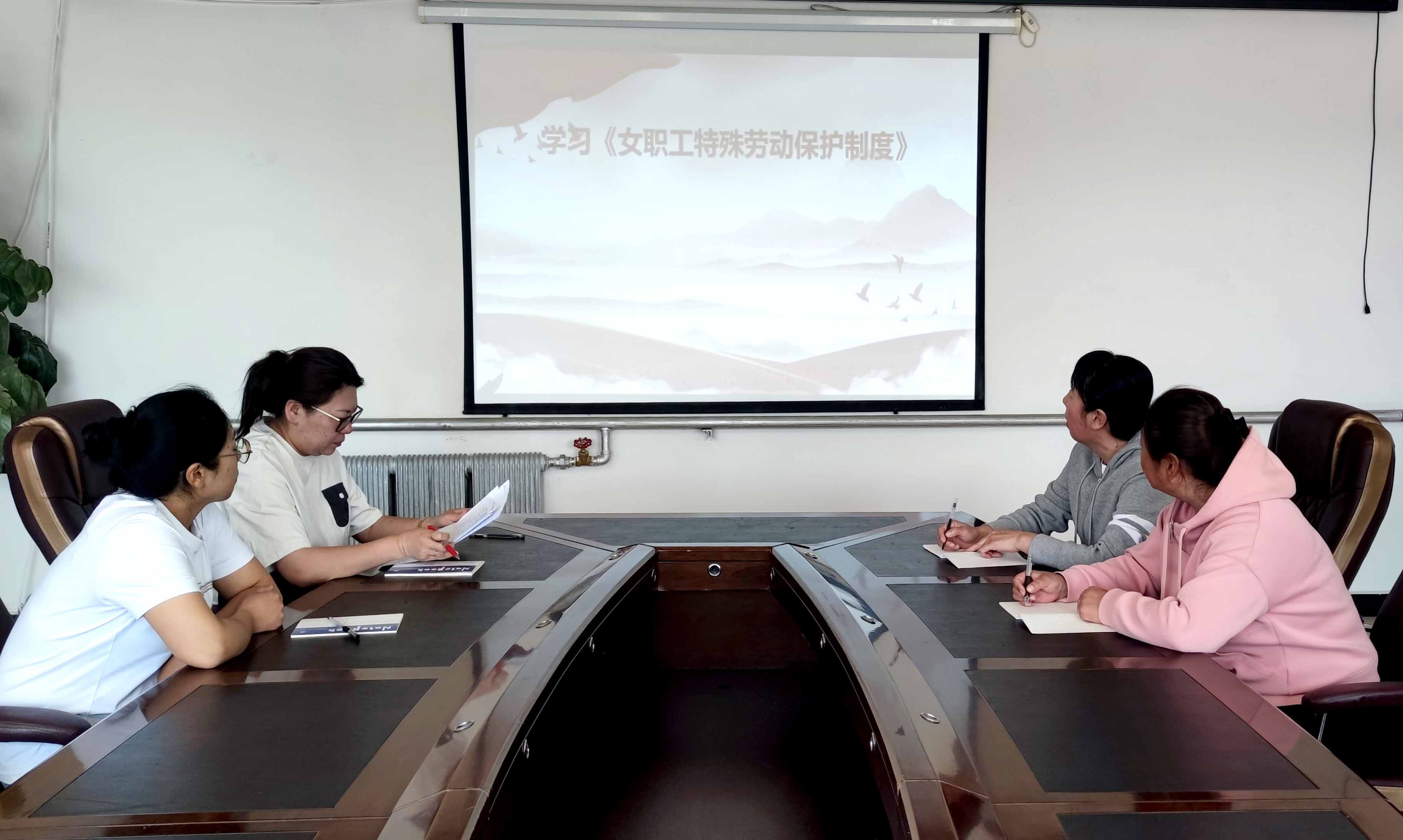綽源森工公司梨子山經營管護中心開展學習女職工特殊勞動保護制度活動.jpg