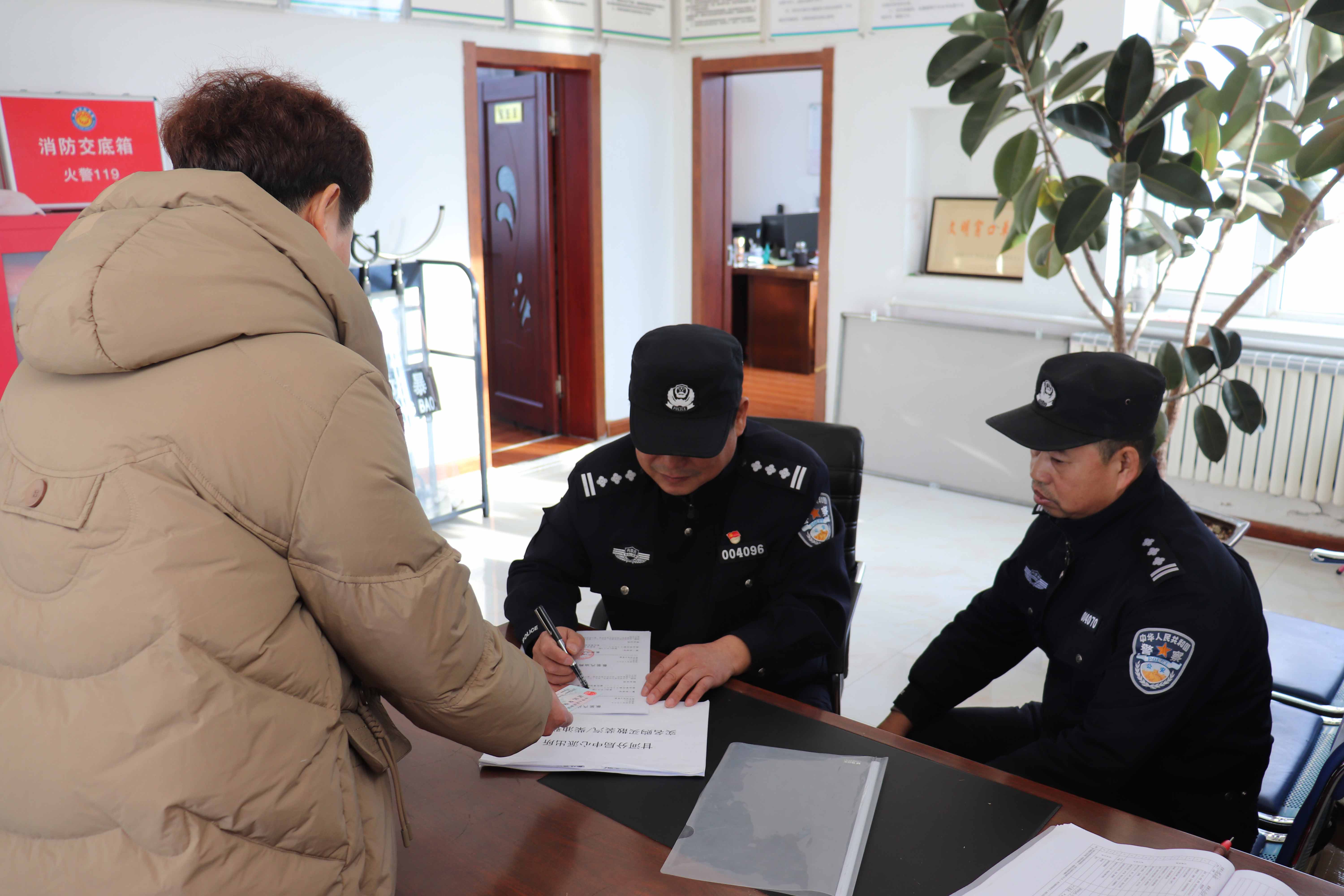 甘河分局中心派出所周末便民：現場辦理加油憑證.JPG