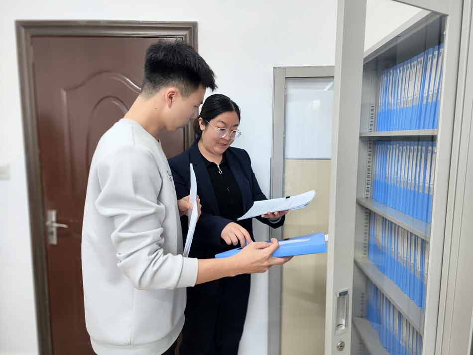 大楊樹林業公司紀委對科職干部廉政檔案進行動態更新.jpg
