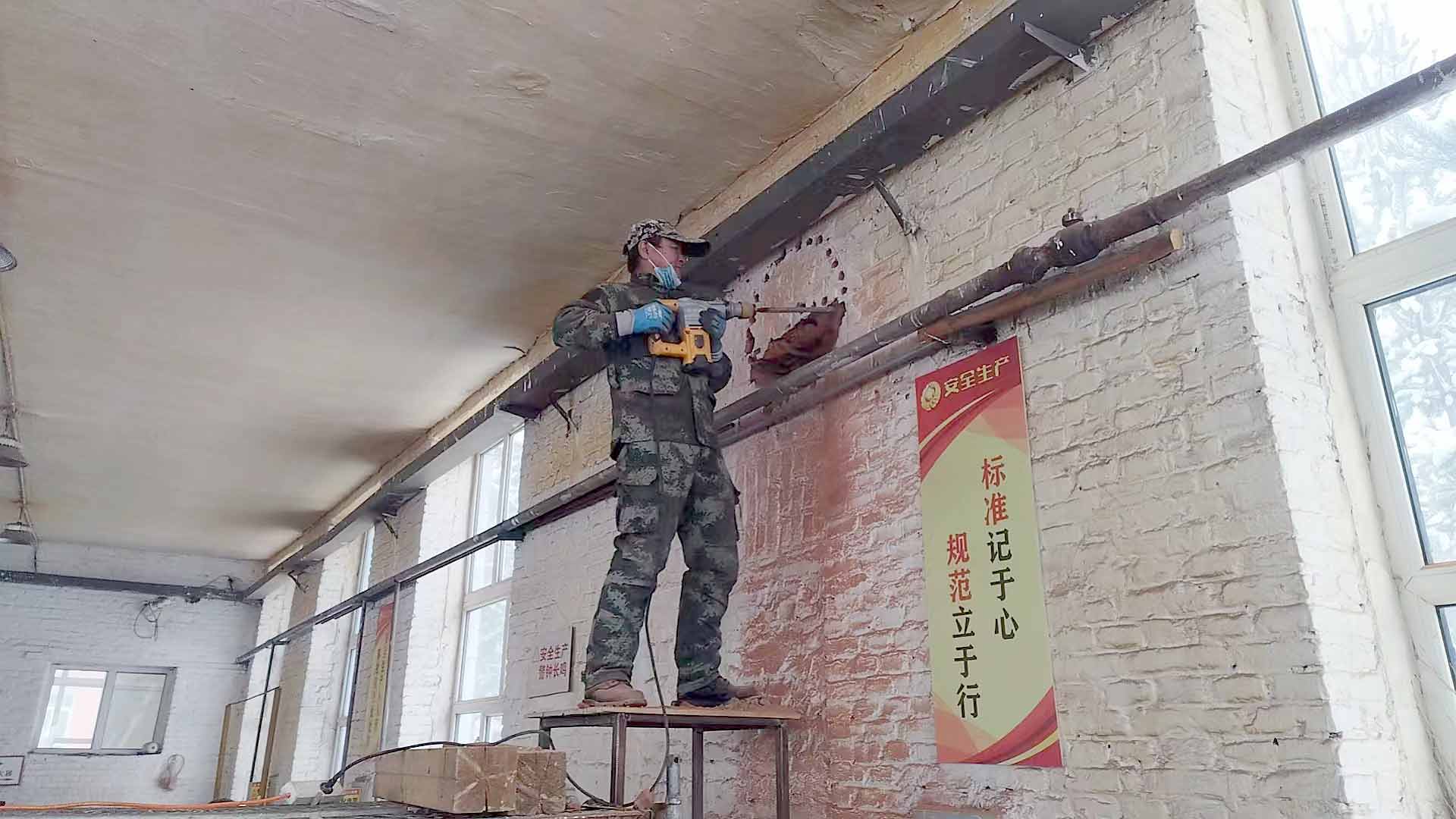 滿歸森工公司河西經(jīng)營管護(hù)中心加工段安裝排風(fēng)設(shè)施.jpg