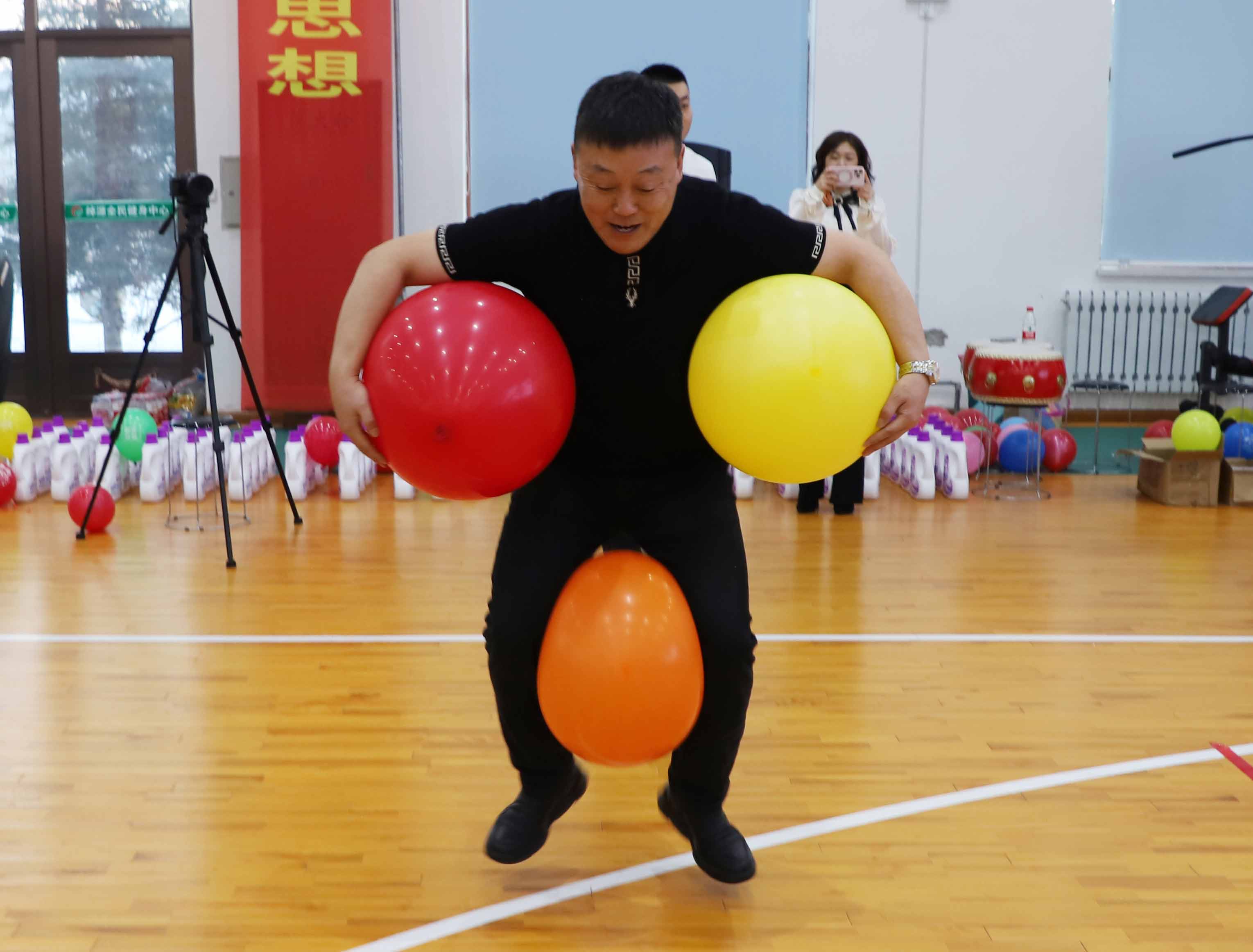 綽源森工公司機關黨委舉辦迎新年趣味聯(lián)歡會游戲“企鵝迎新春”.JPG