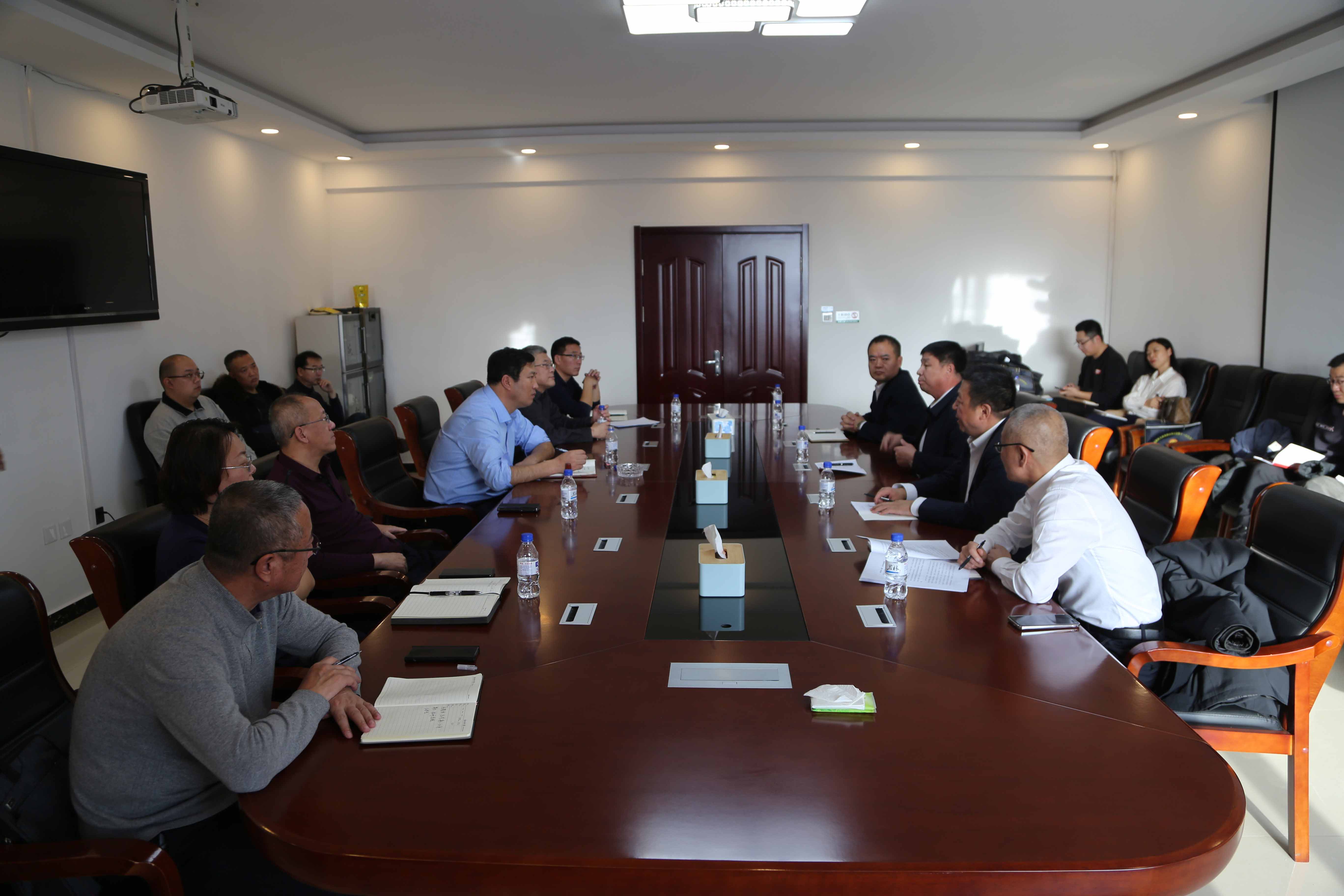 根河市委、市政府與根河森工公司召開地企合作交流座談會.JPG
