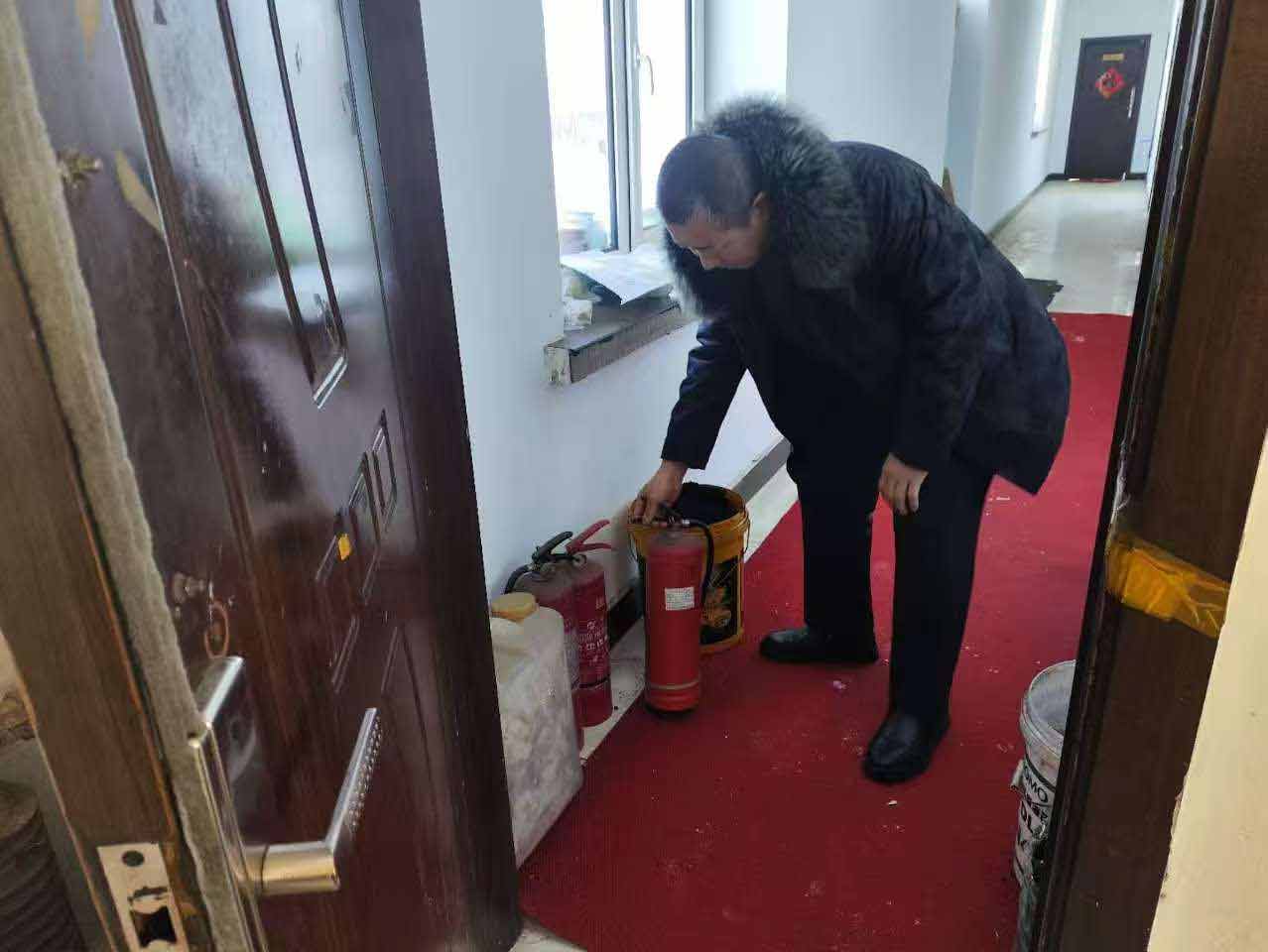 根河森工公司路橋工程處節前檢查不松懈-筑牢安全硬防線-(1).jpg