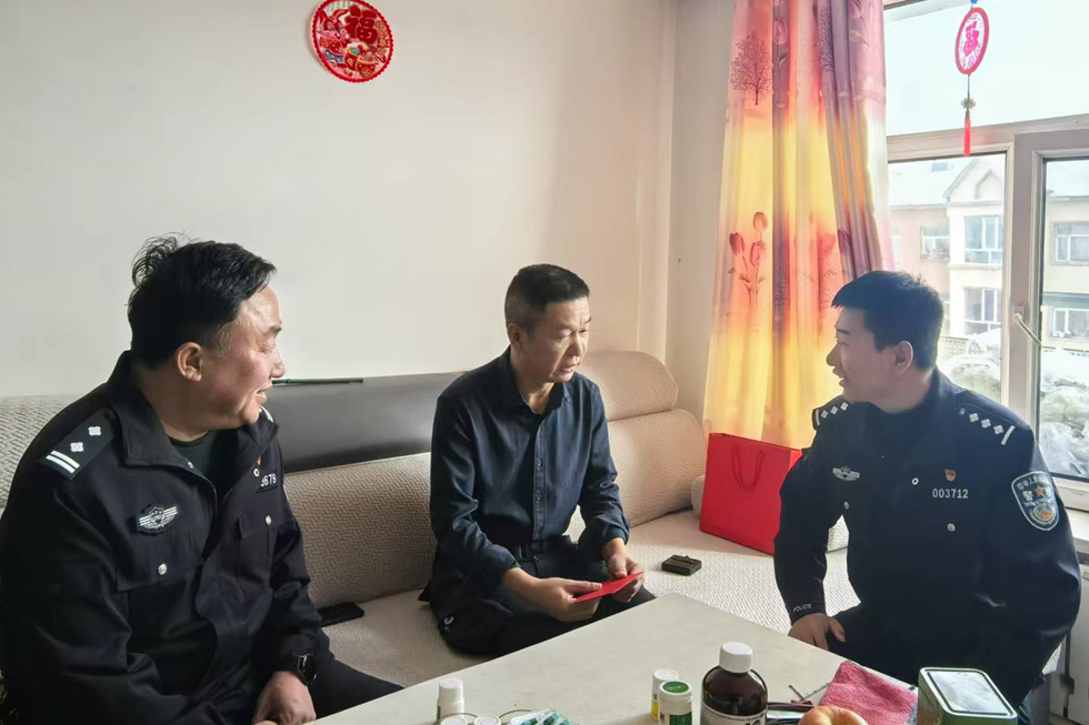 庫都爾分局走訪慰問退休民警 (2).png