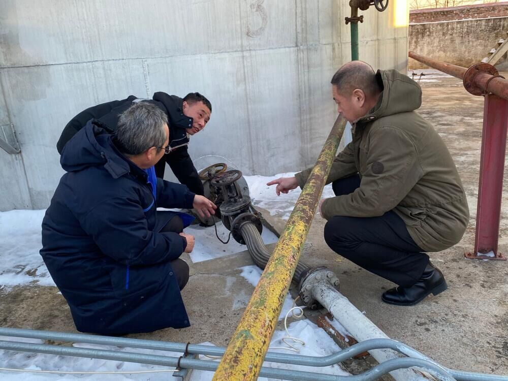 技術人員對罐區輸油管道進行檢查.jpg