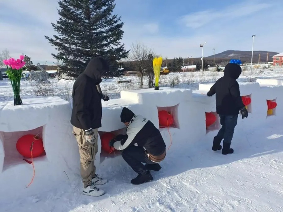 綽源森工公司工會（團委）組織志愿者進行迎新春花燈雪人布展活動_副本.jpg