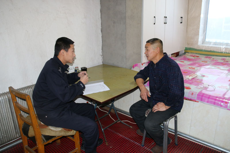 綽爾分局古營河派出所開展養(yǎng)殖場所走訪登記工作1.JPG