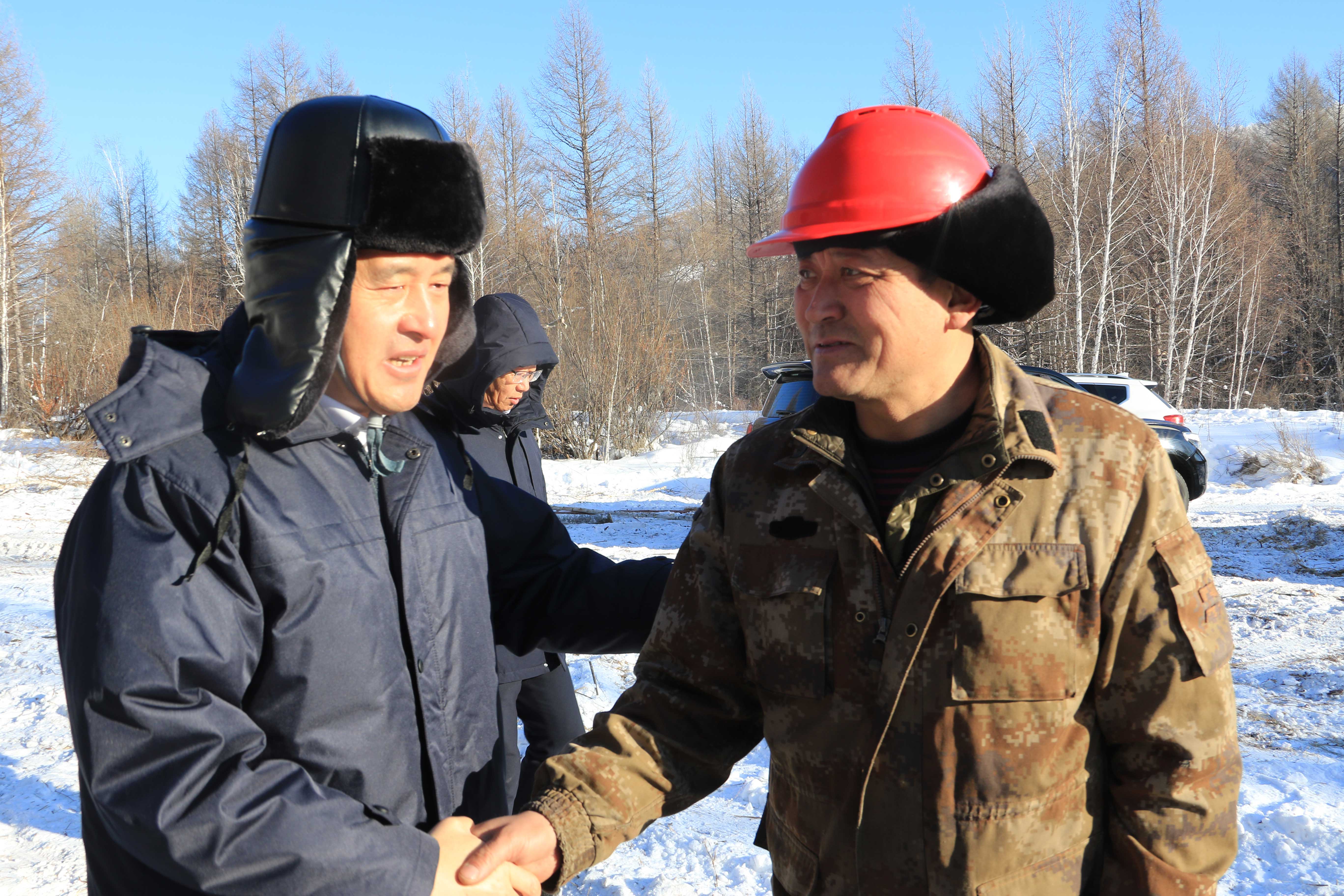 莫森公司領(lǐng)導看望慰問節(jié)日期間奮戰(zhàn)在生產(chǎn)一線干部職工4.jpg