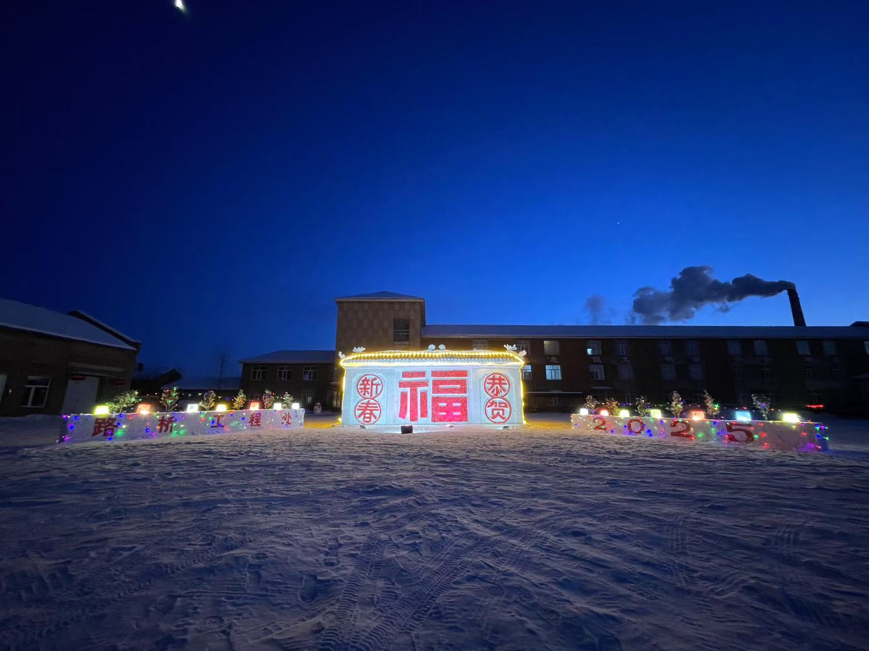 迎春制雪雕  路橋添樂(lè)趣.jpg