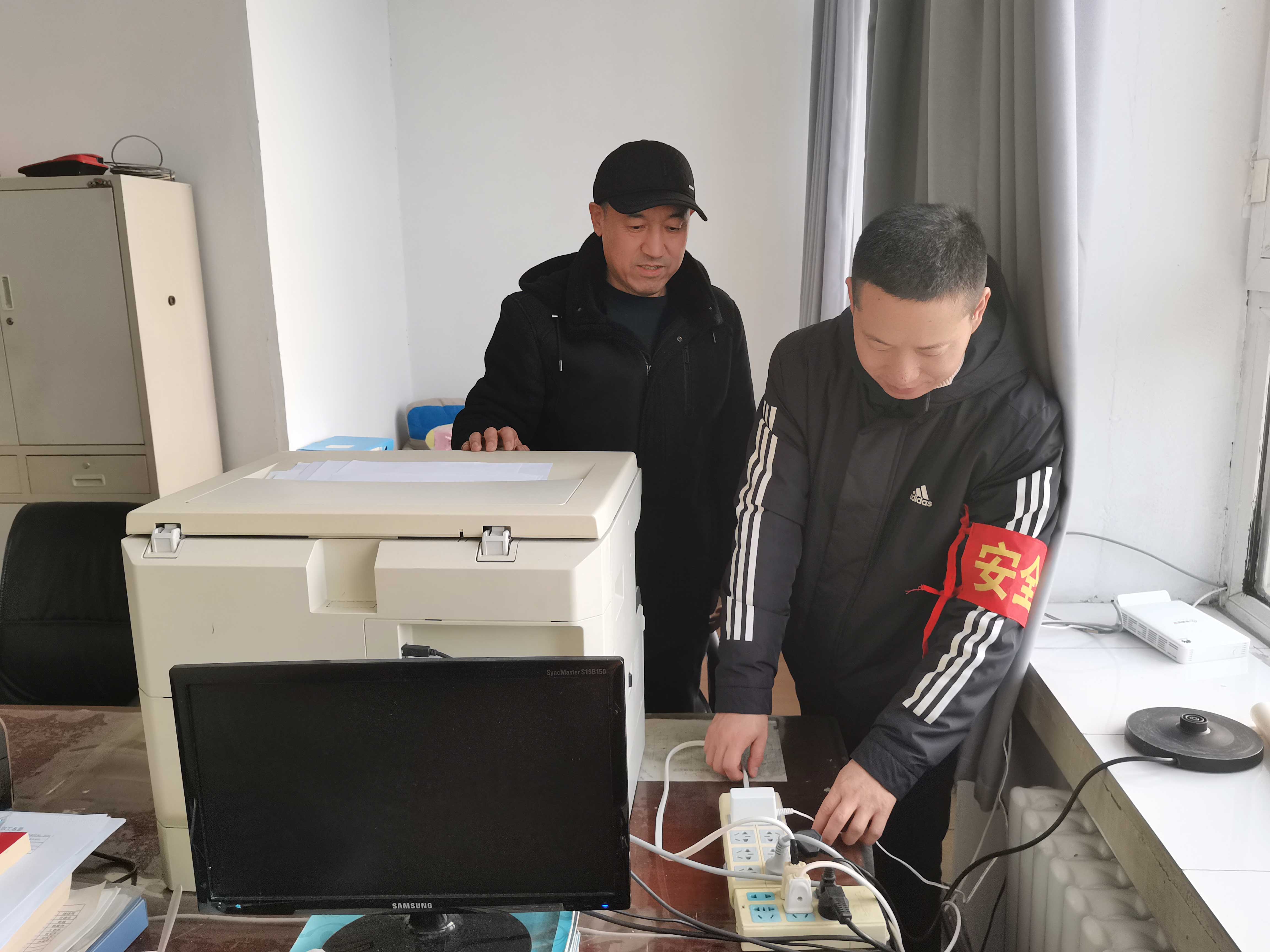 阿里河森工公司應(yīng)急事務(wù)中心信息中心開展節(jié)前安全檢查.jpg