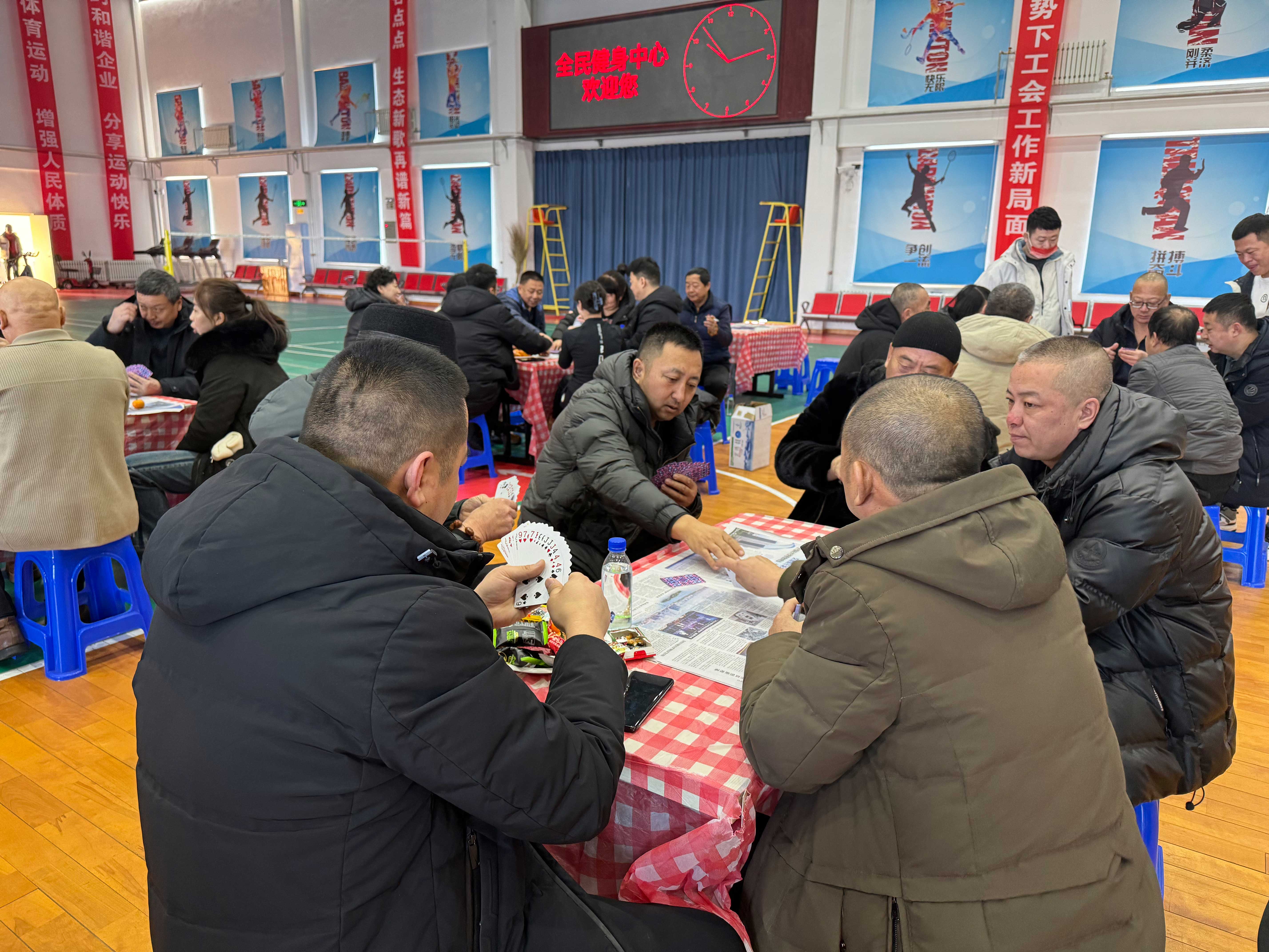 庫都爾森工公司綜合服務中心舉辦“迎新春”職工撲克比賽.jpg