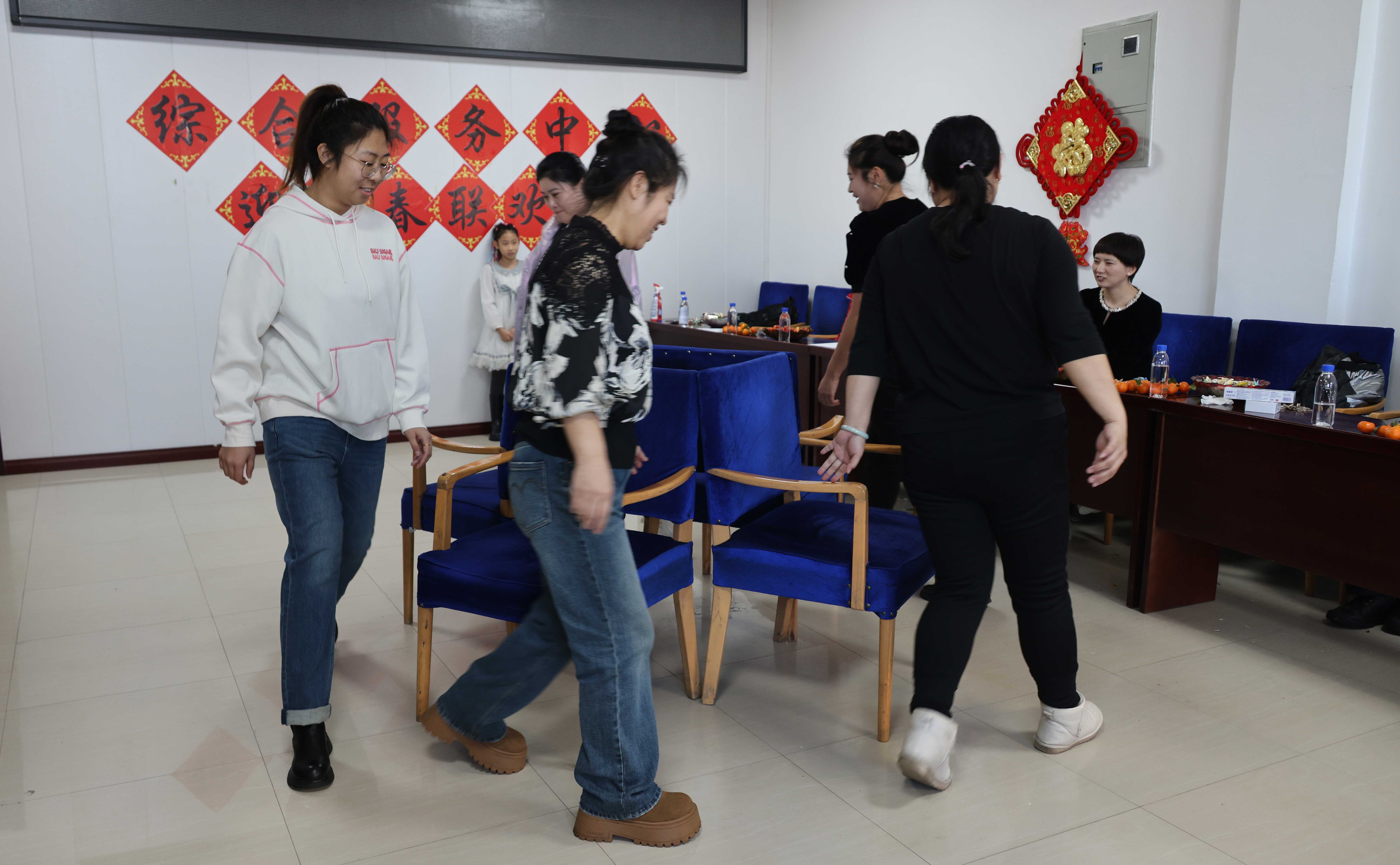 烏爾旗漢森工公司綜合服務(wù)中心迎新春聯(lián)歡會精彩紛呈1.jpg