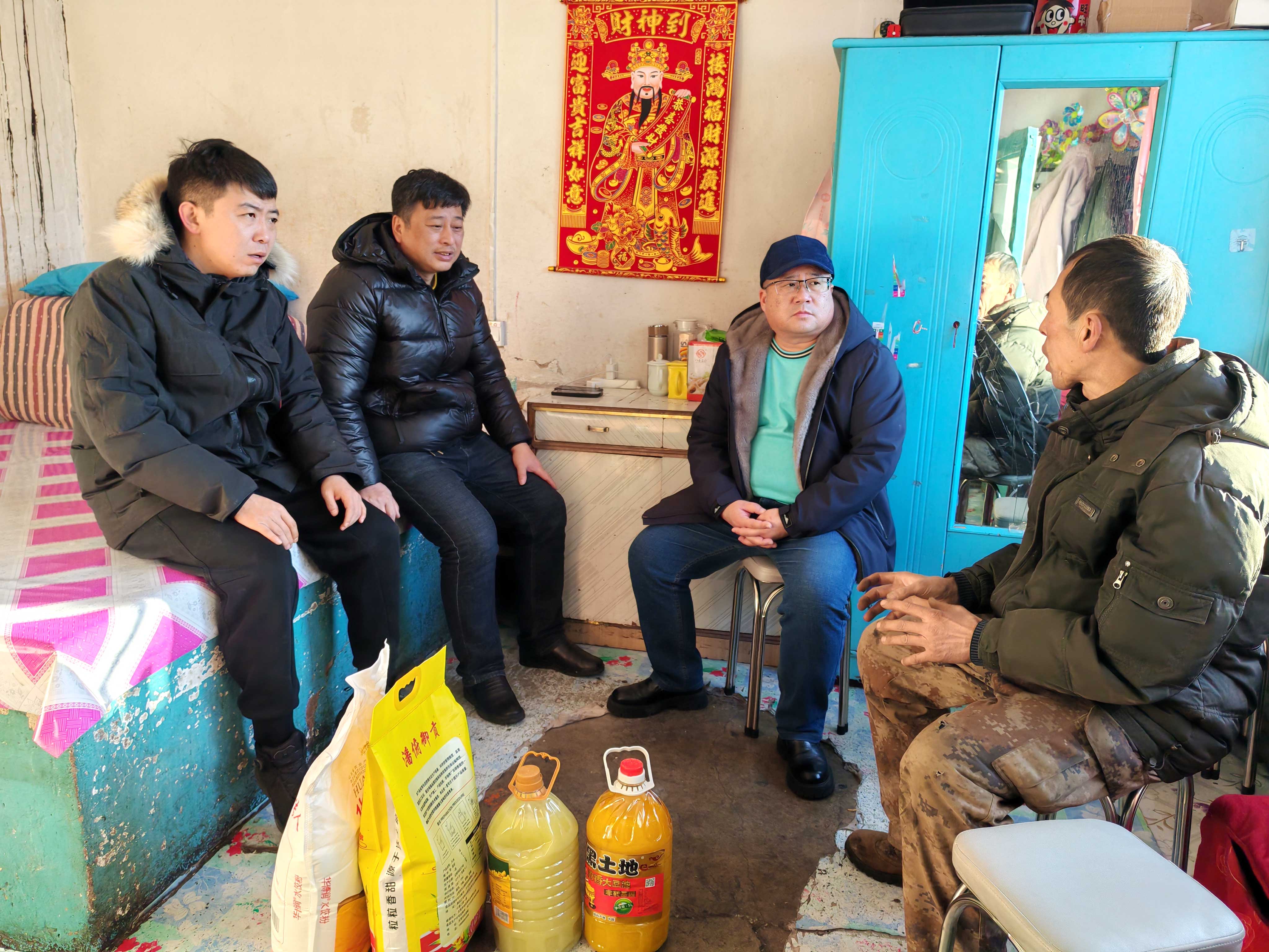 克一河森工公司克一河經營中心黨支部開展“金蛇賀歲-情暖人心”春節走訪慰問活動---副本.jpg