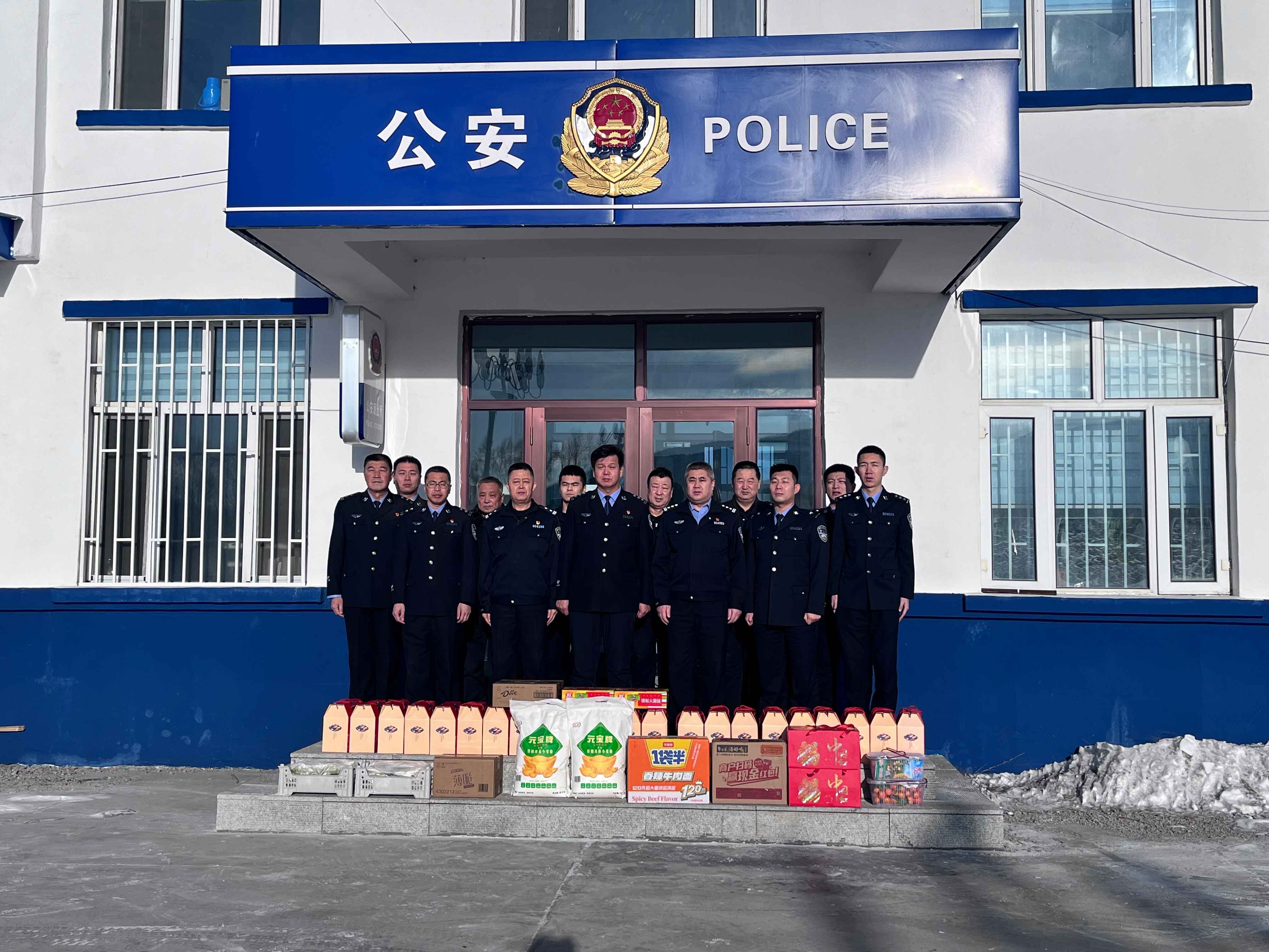 節(jié)前慰問(wèn)暖警心.jpg