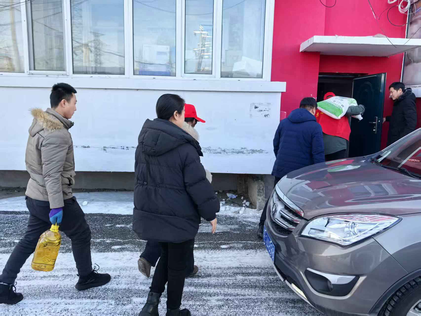 阿里河森工公司森林經營中心開展慰問困難職工活動.JPG