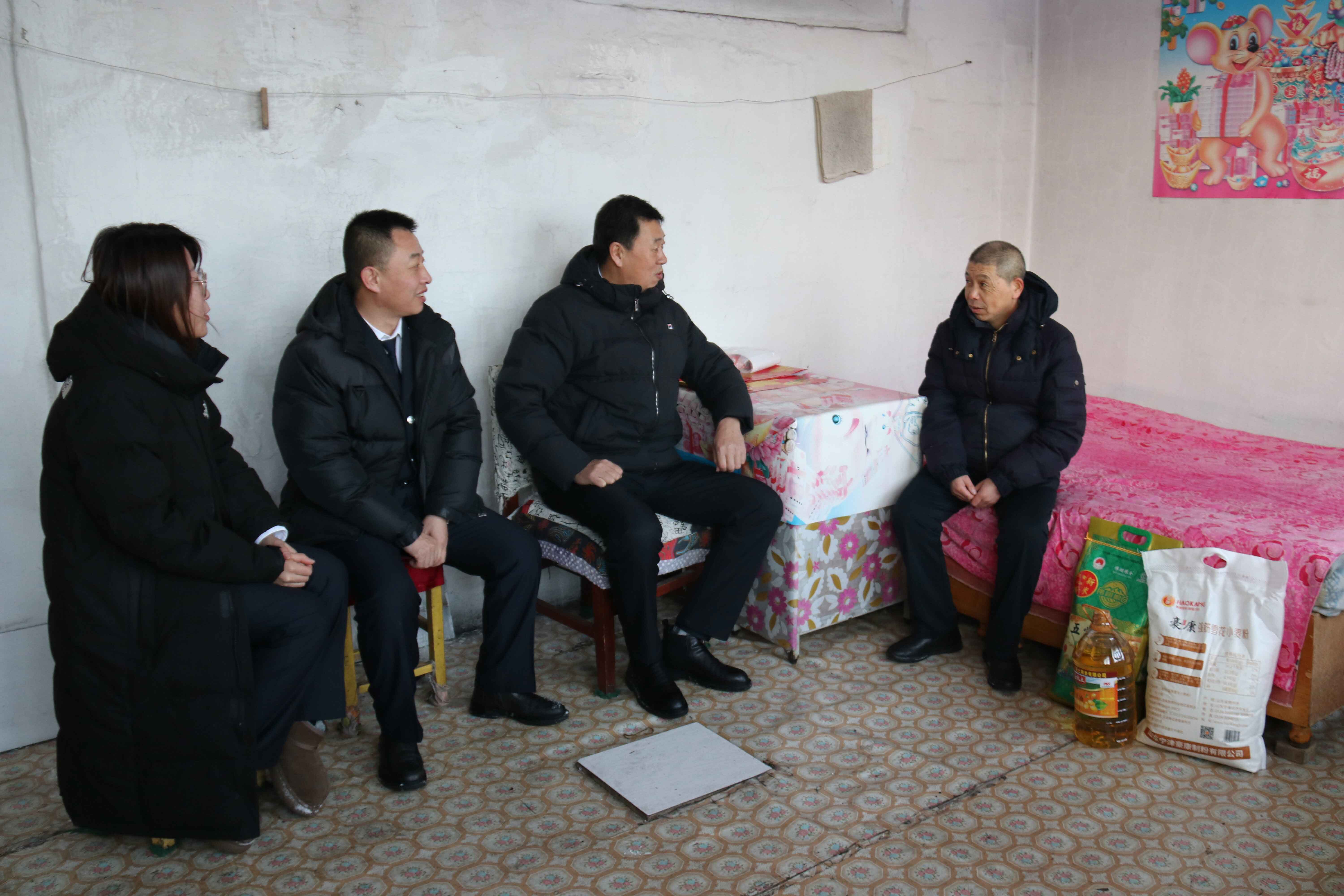 庫都爾森工公司森防站開展送溫暖活動.jpg