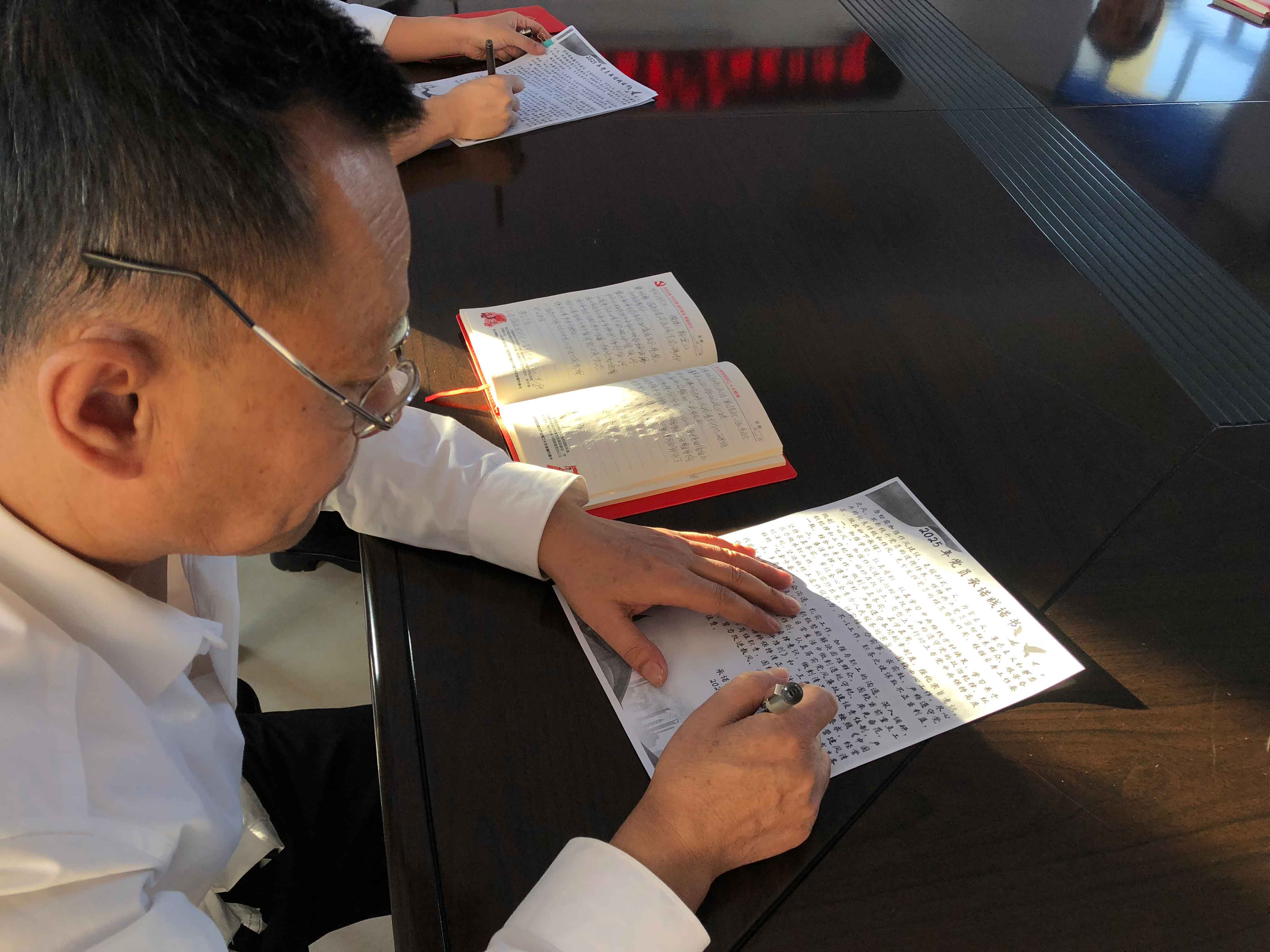 阿龍山森工公司先鋒經(jīng)營管護(hù)中心黨總支開展“展望未來征程-奮寫全新篇章”主題黨日活動(dòng).jpg
