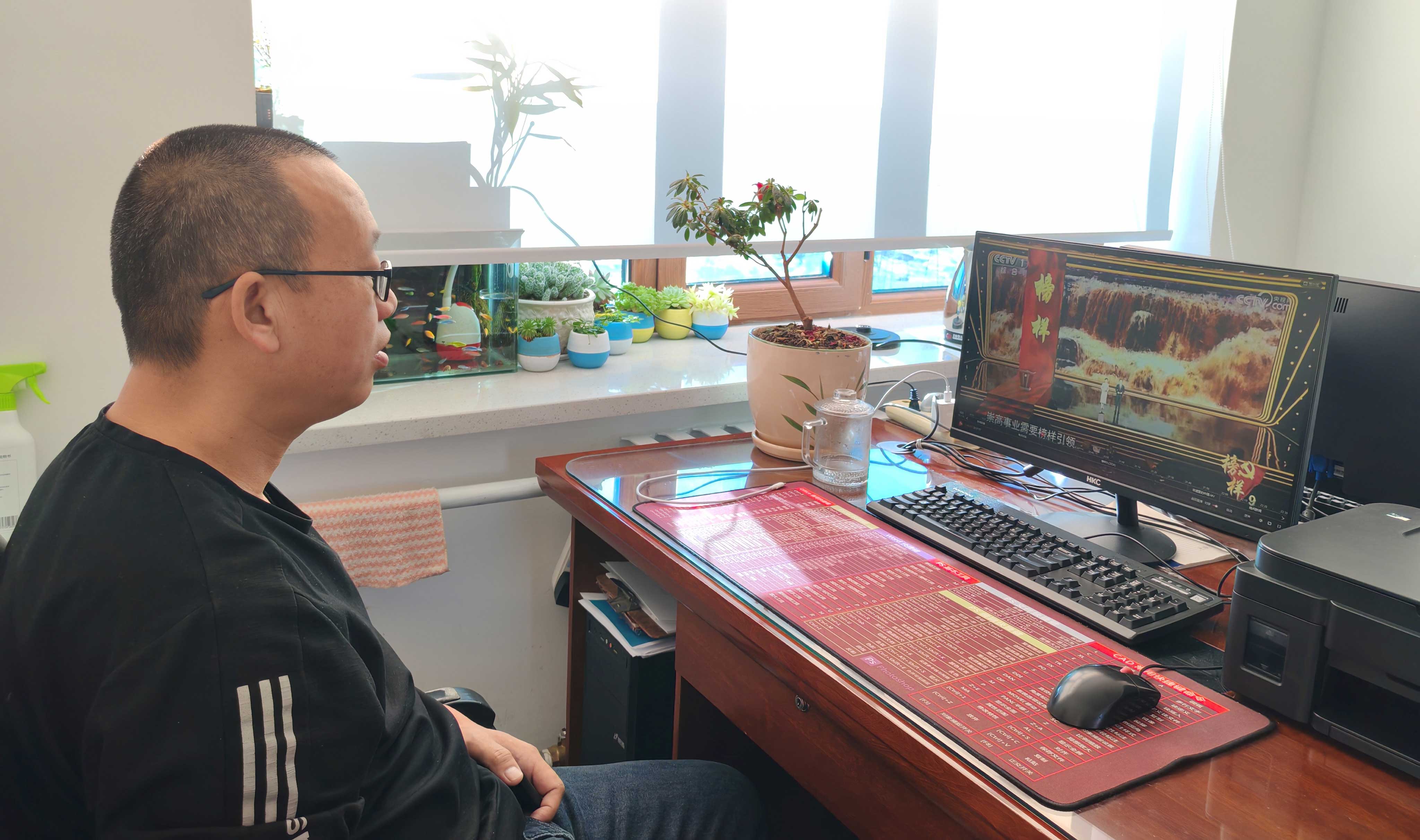 克一河森工公司克一河經(jīng)營中心黨支部觀看《榜樣9》專題節(jié)目-(1).jpg