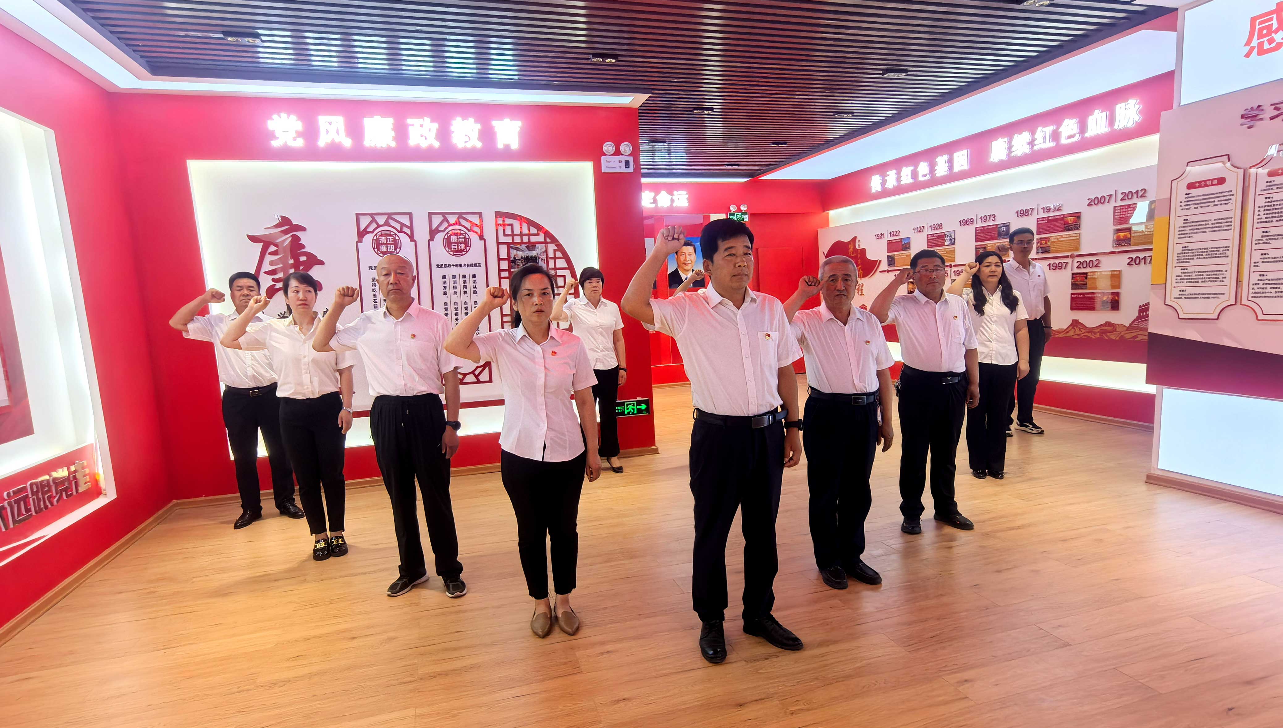 莫爾道嘎森工公司中心苗圃開展現場廉政教育-(1).jpg