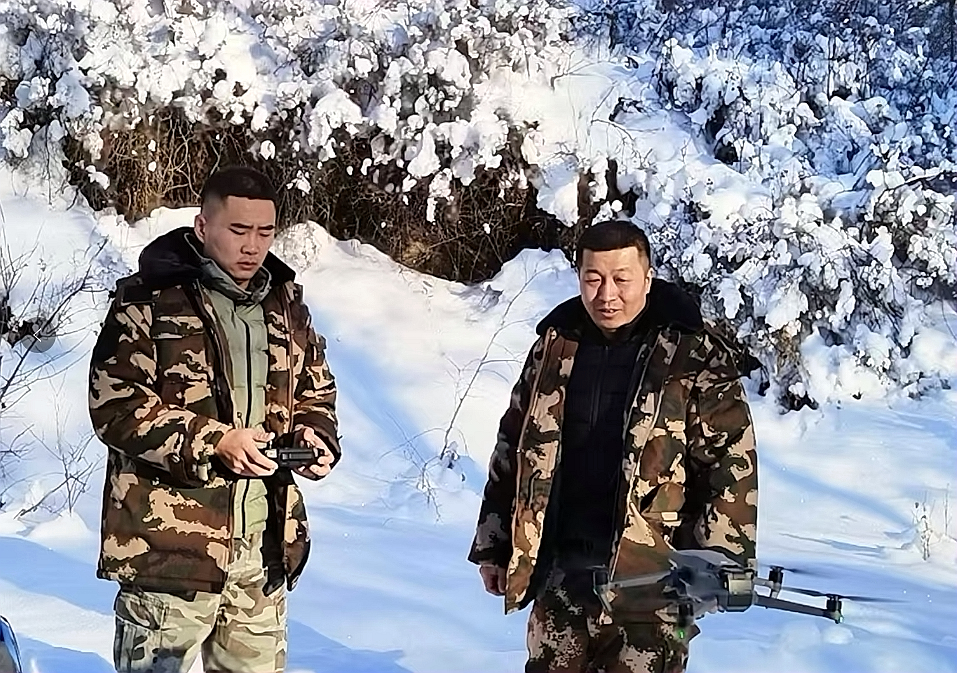 額爾古納國家級自然保護區管理局“雄鷹”冬季巡護不停歇 無人機巡護.jpg