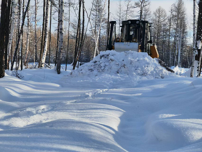 800清理道路積雪保障木材下山各林場生產作業推路圖片.jpg