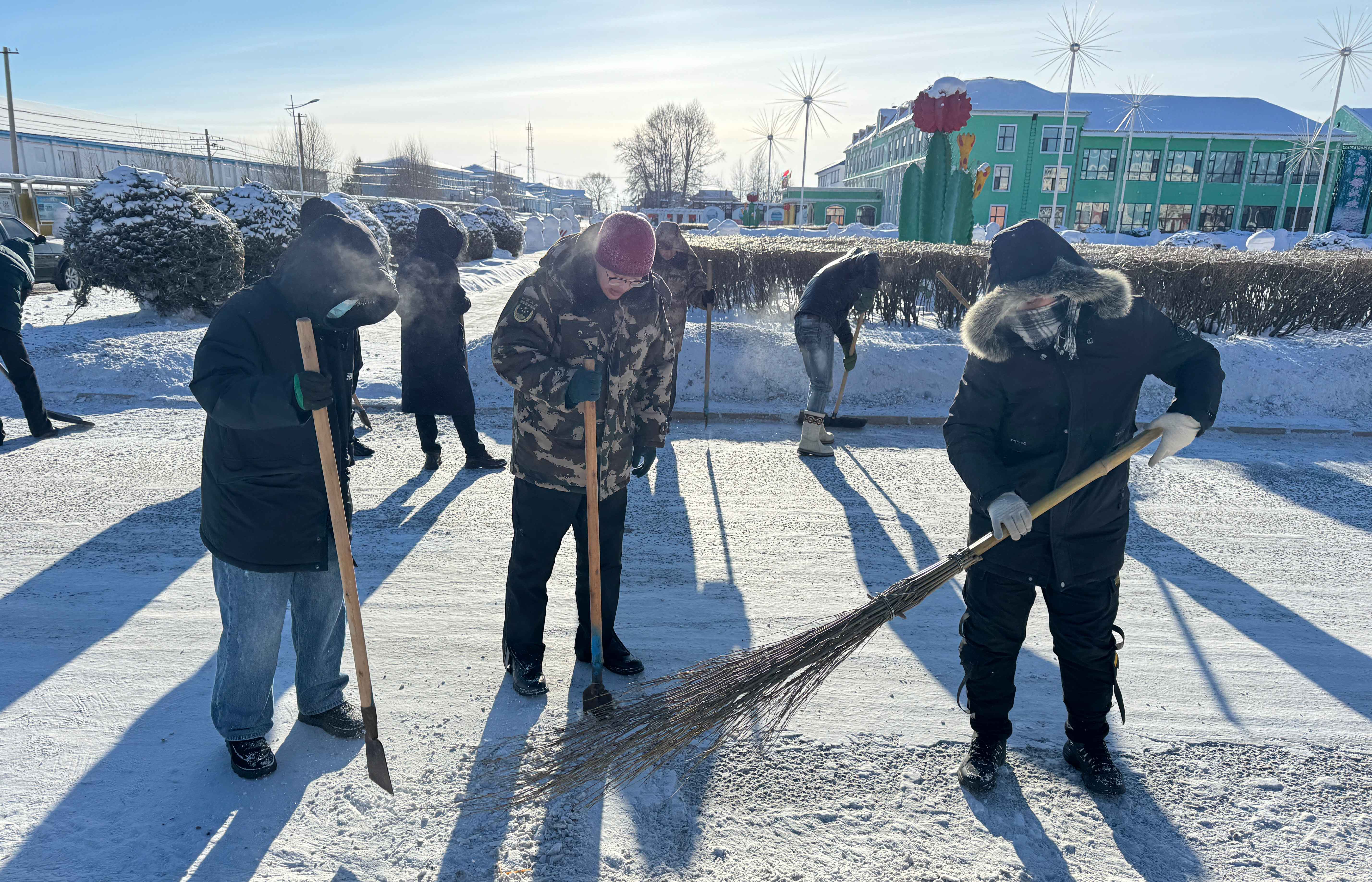 烏爾旗漢森工公司森林資源管理中心組織開展清雪志愿服務活動.jpg
