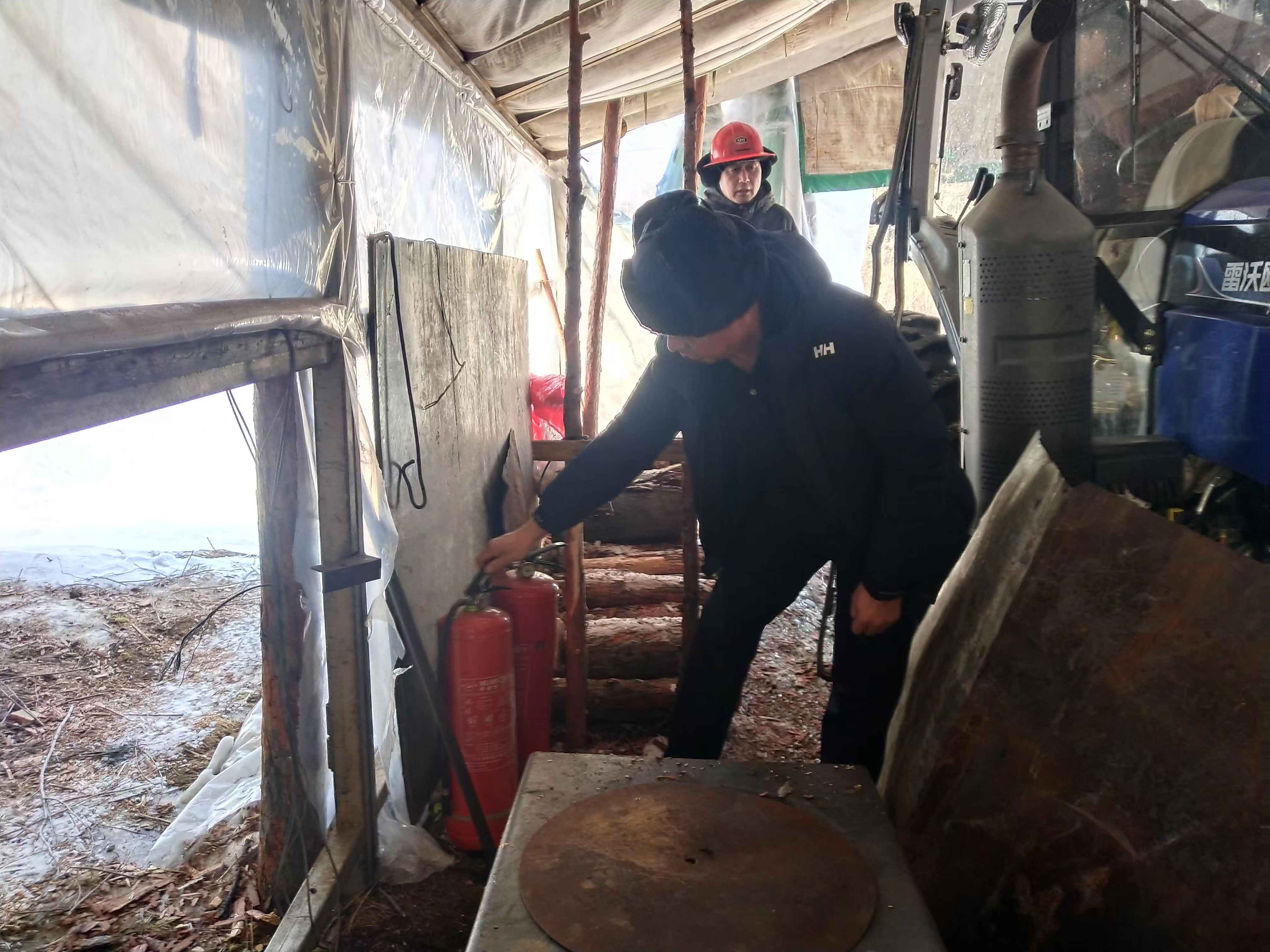 根河森工公司約里經營管控中心深入工隊，筑牢防火安全防線-(3).jpg