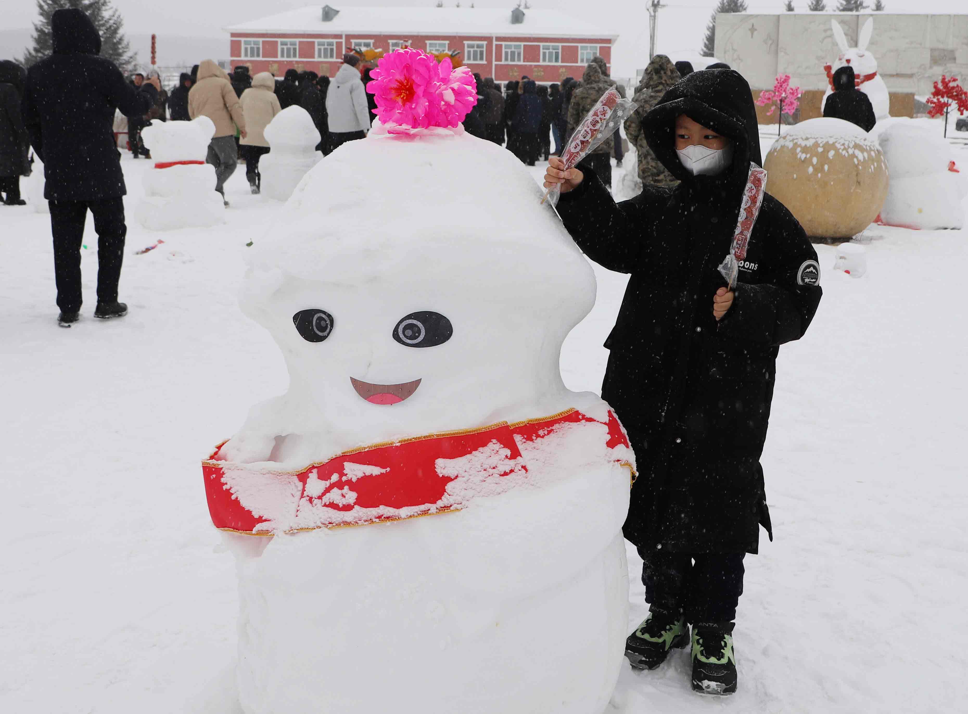P綽源森工公司開(kāi)展雪中游園活動(dòng)-糖葫納福.jpg
