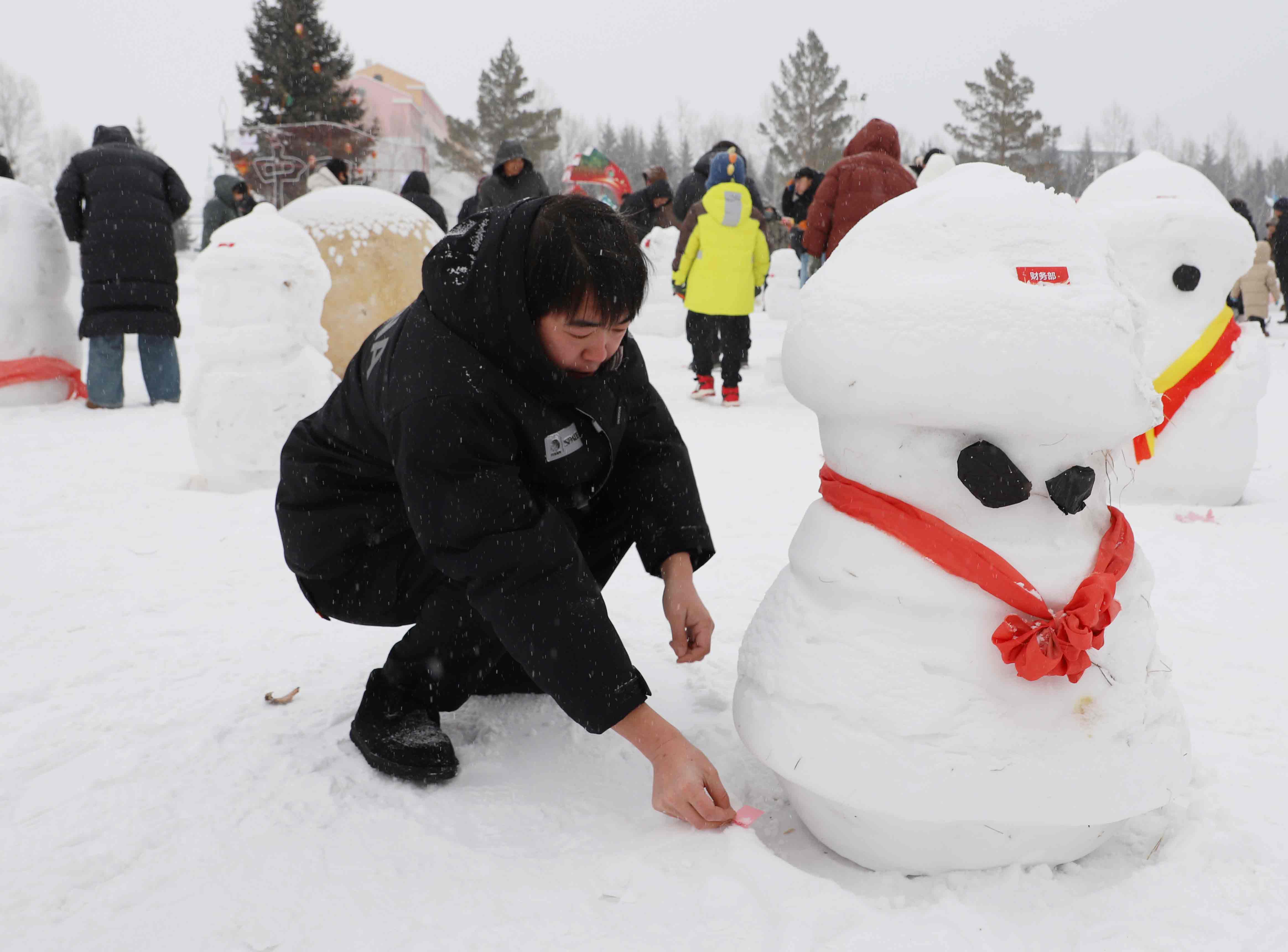 P綽源森工公司開(kāi)展雪中游園活動(dòng)-雪中尋寶.jpg