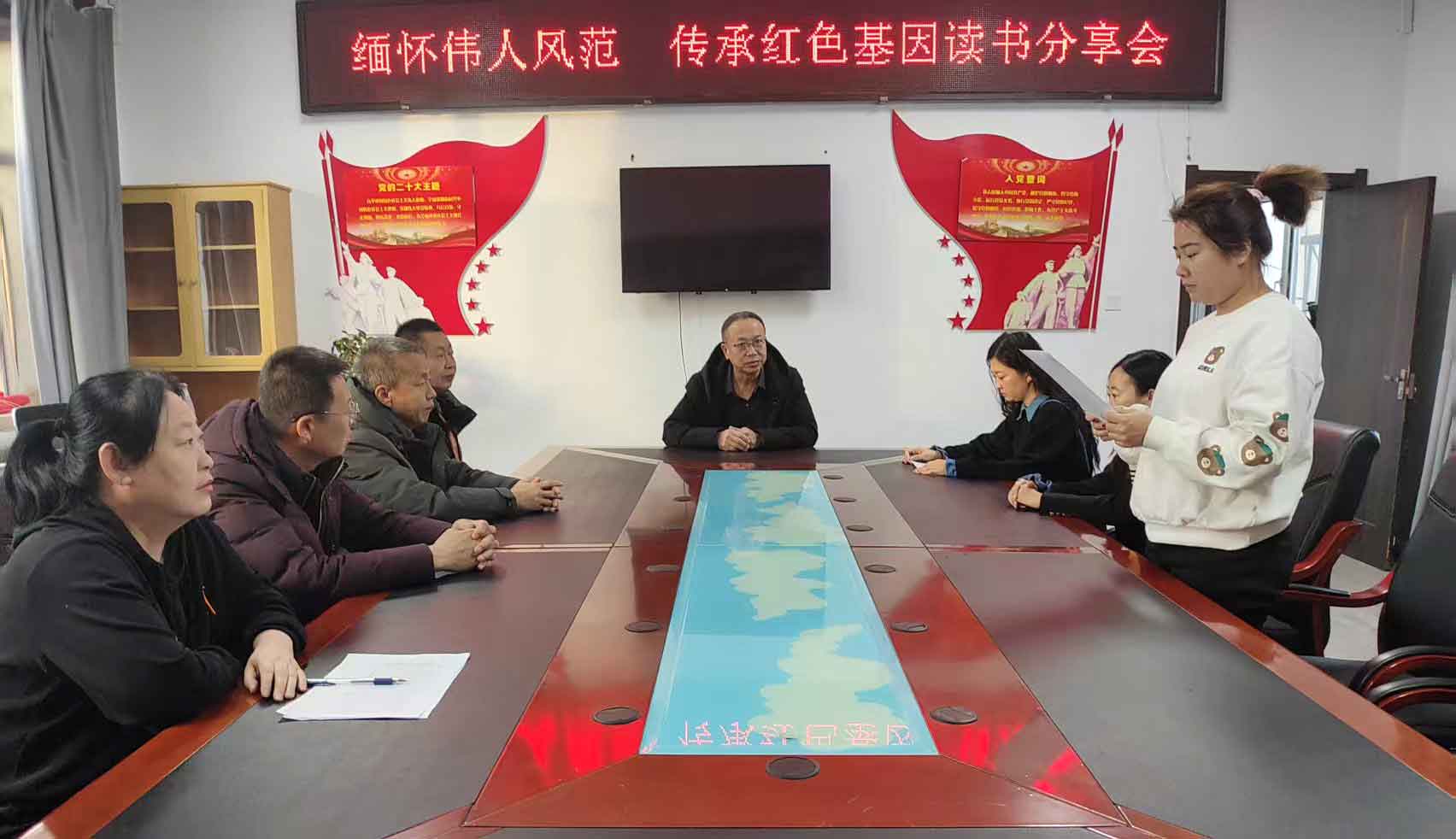 金河森工公司產業發展中心黨支部開展“緬懷偉人風范-傳承紅色基因”讀書分享活動.jpg