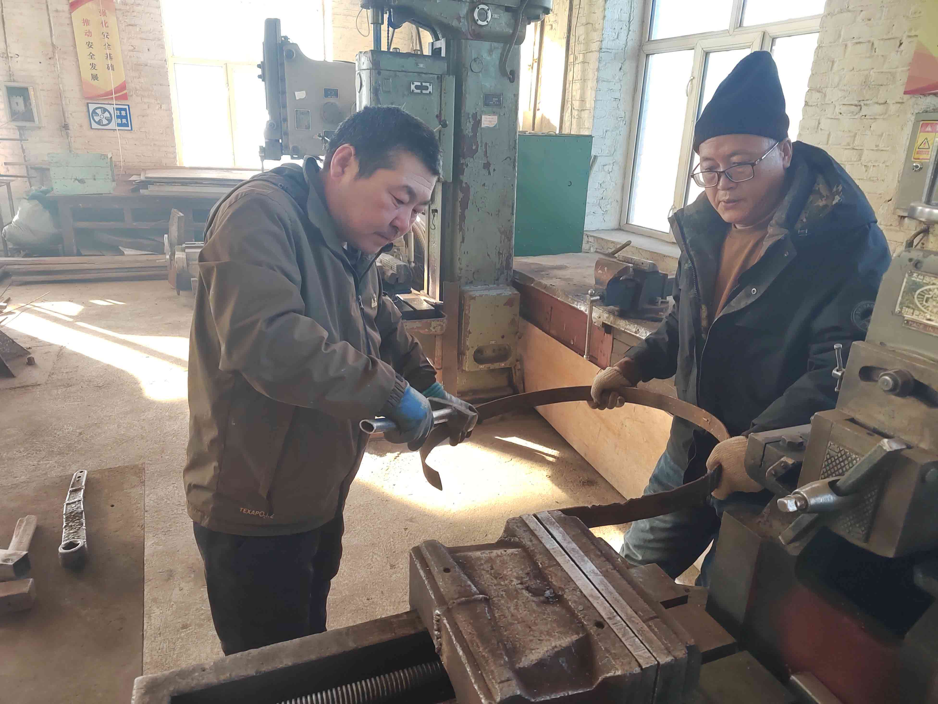P滿歸森工公司河西經(jīng)營管護(hù)中心加工段制作油桶卡箍1.jpg