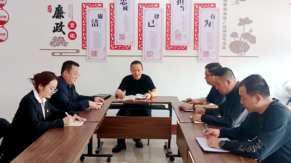 庫都爾森工公司森林經(jīng)營中心黨支部書記與班子成員開展廉潔談心談話活動(dòng)圖片1.jpg