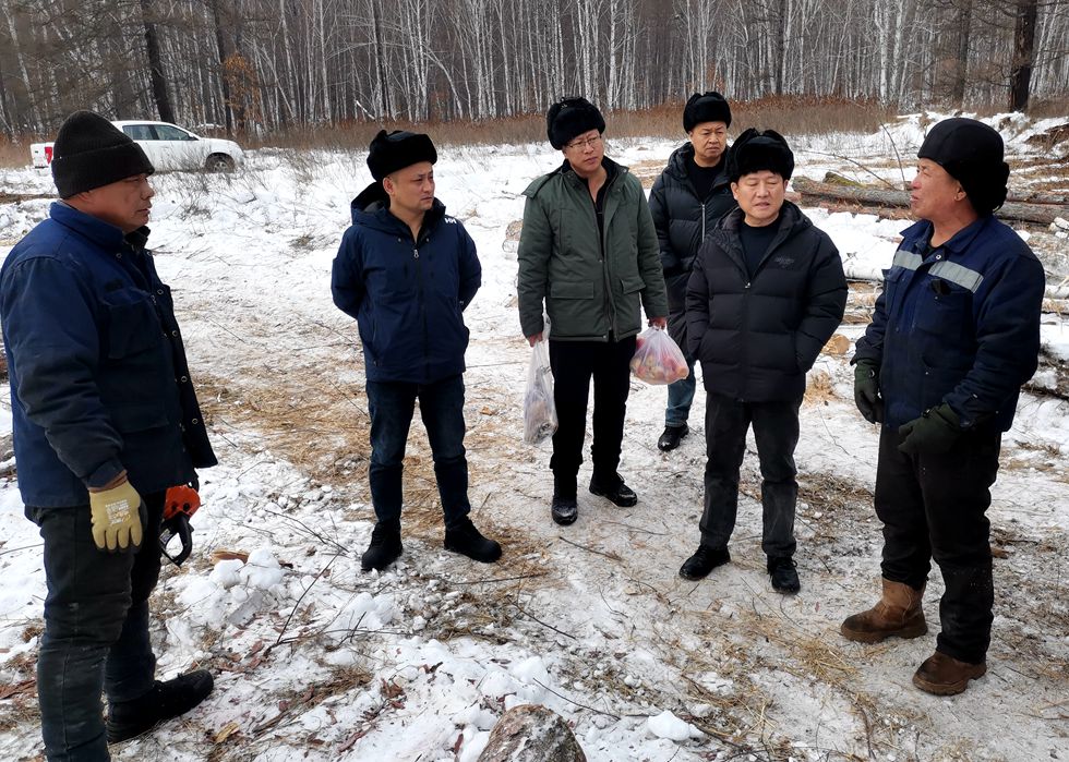 圖里河森工公司南溝林場組織慰問生產一線職工 (2)_副本.jpg