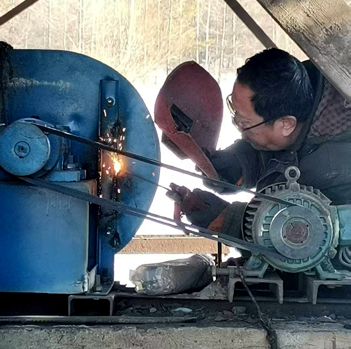 莫爾道嘎森工公司貯木中心修理加油站引風機_副本.jpg