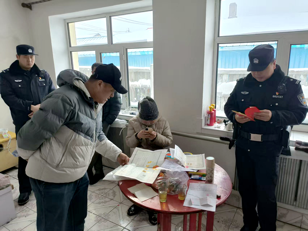 工作人員與養殖戶商討清退事宜.jpg