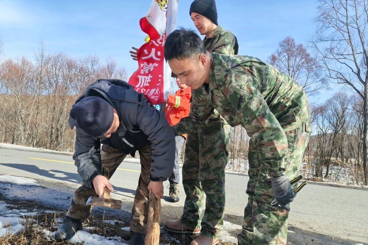 綽源森工公司蘇格河經管護中心開展懸掛防火彩旗工作.jpg