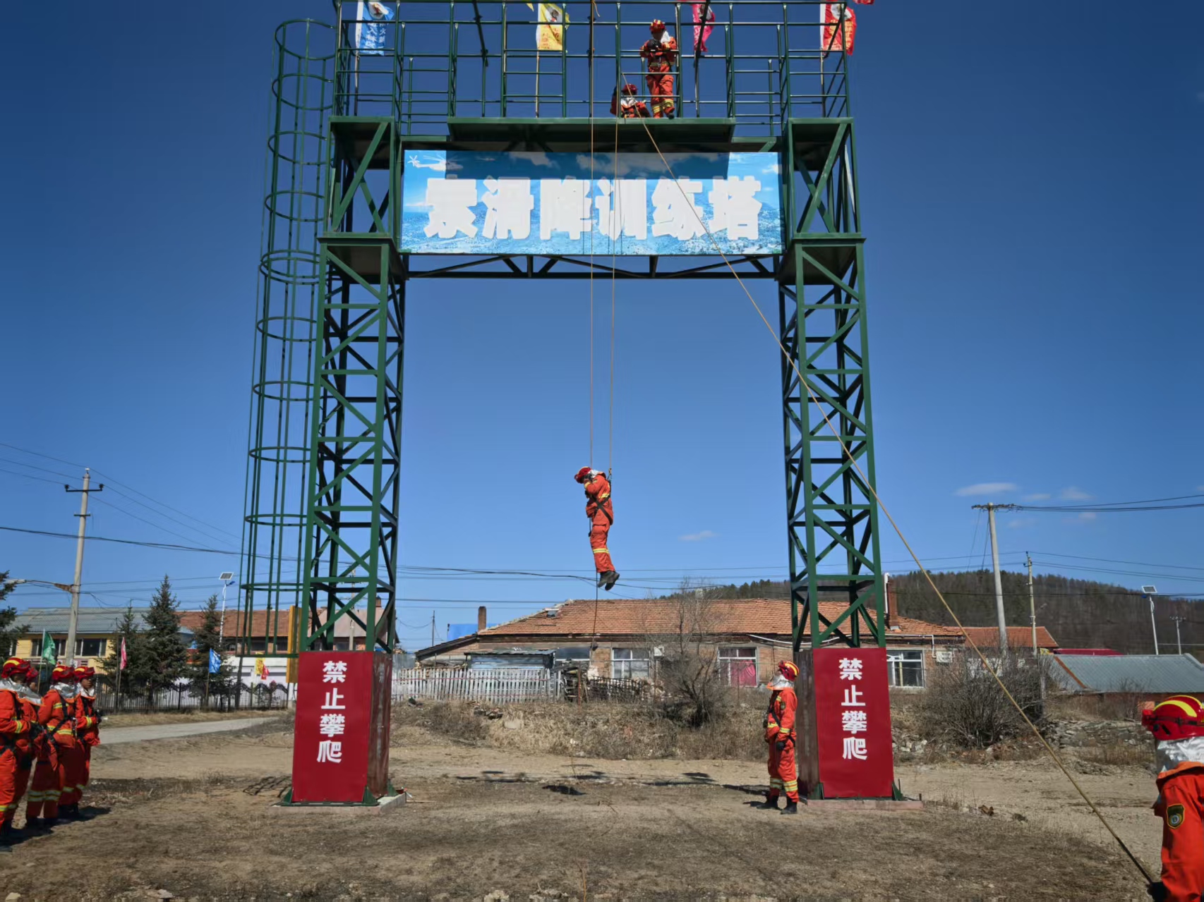 克一河森工公司應急事務中心開展航空特勤老帶新傳薪火 助力“新兵”變“精兵2.jpg
