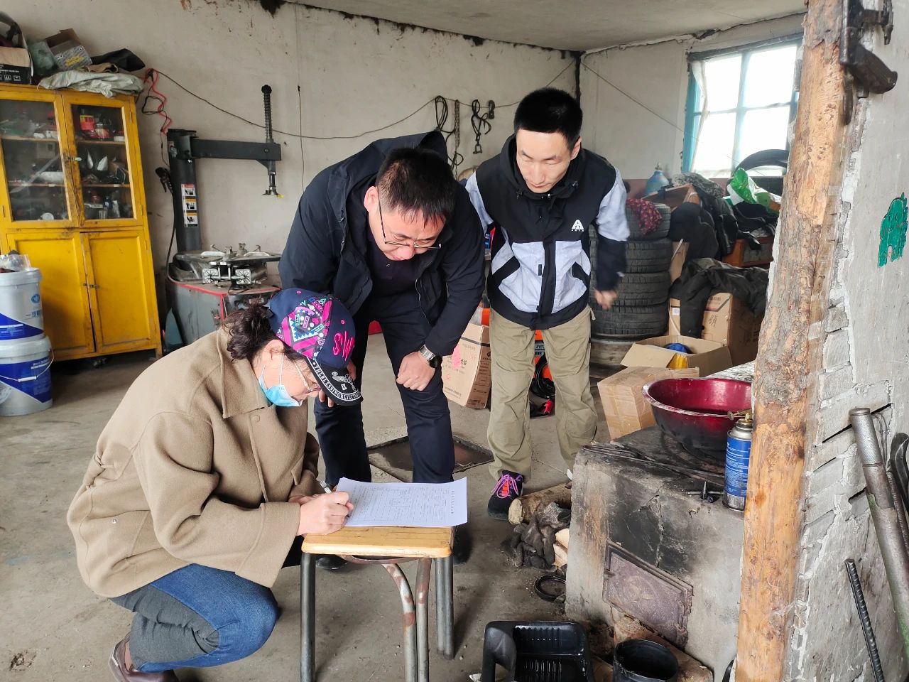 綽源森工公司綜合服務中心工會開展家庭經濟入戶走訪.jpg