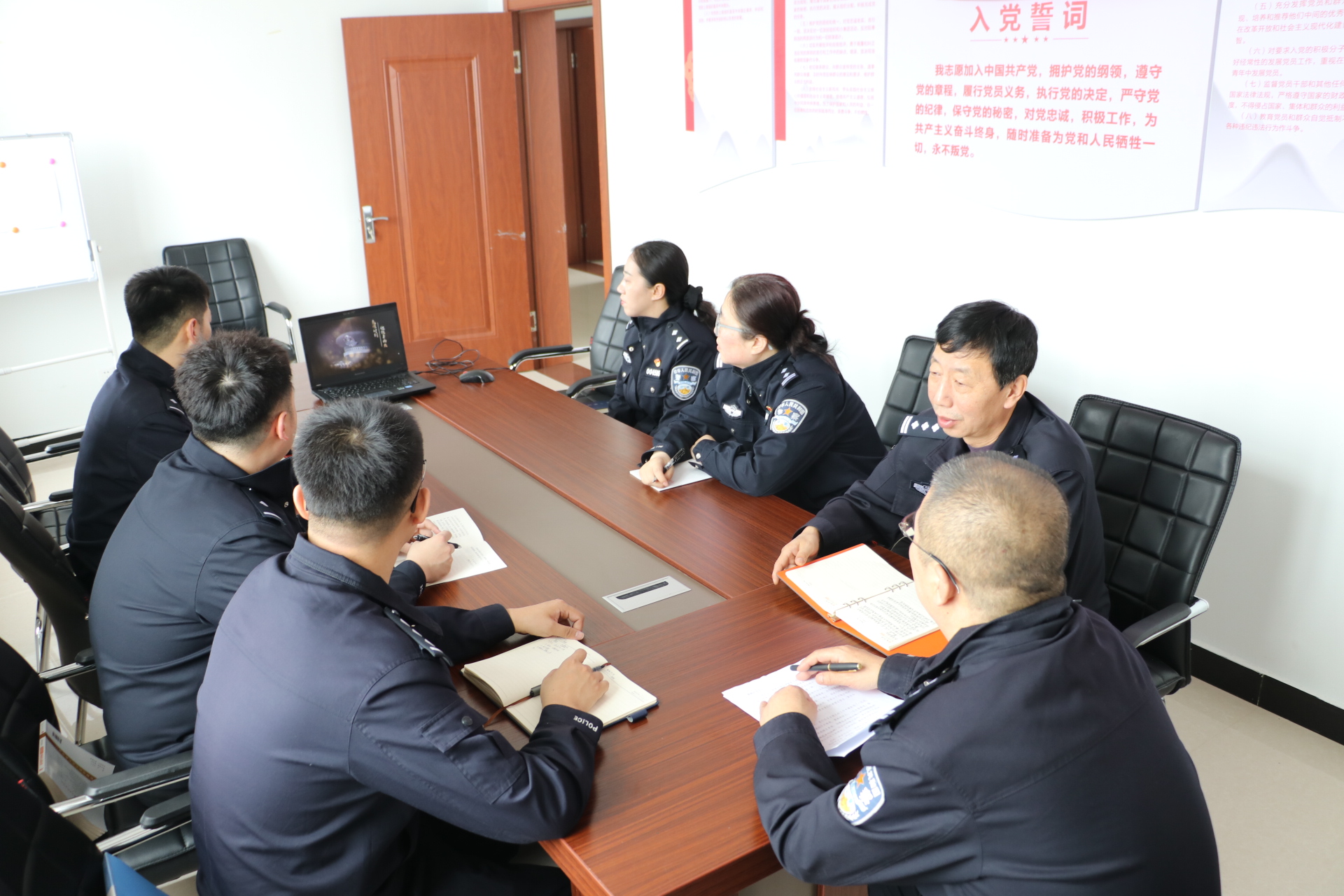 根河分局第六黨支部開展英模教育活動——組織觀看英雄事跡《信仰》致敬史禮海烈士.jpg