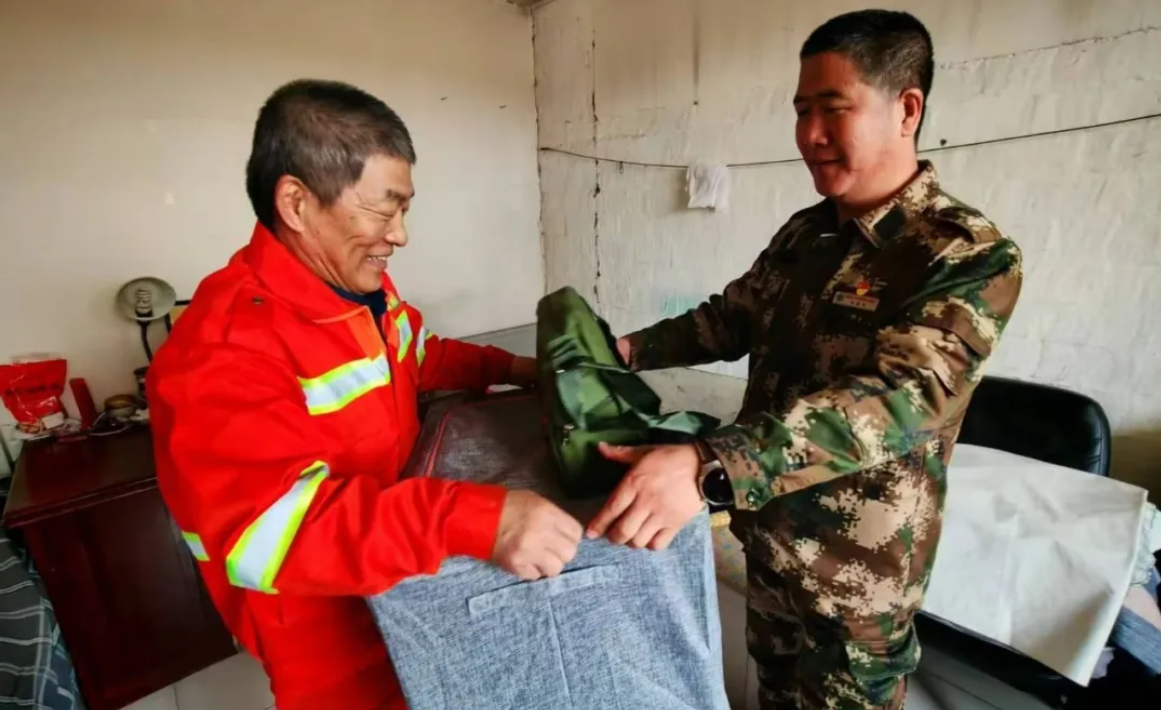 “我為職工辦實事 情系職工暖人心”——圖里河森工公司哈達經(jīng)營管護中心為一線職工發(fā)放行李箱、背包等物品 (2).png