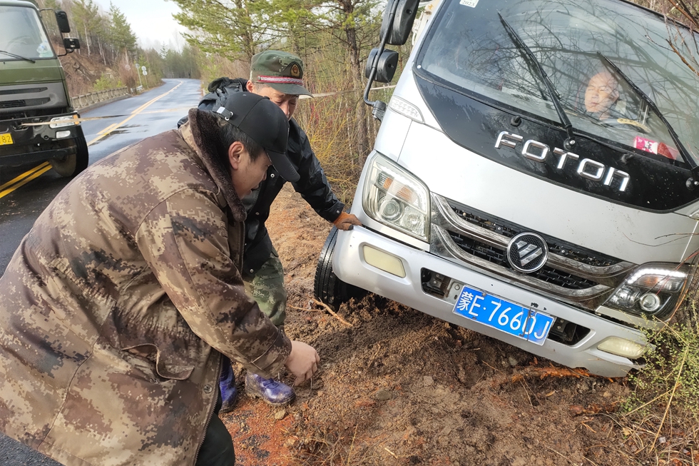 路遇險情伸援手 雷鋒精神踐于行—— 應急事務中心暖心救援莫激干線側翻貨車 (3).jpg