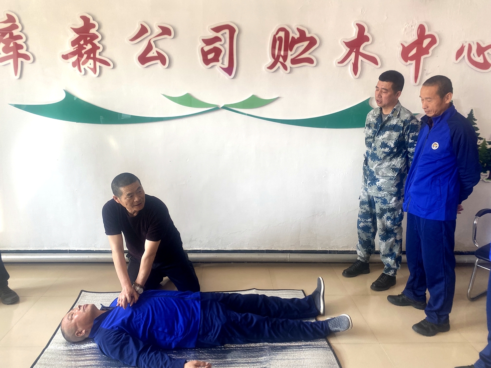 庫都爾森工公司貯木中心為一線職工講解心肺復蘇知識及操作技巧.jpg