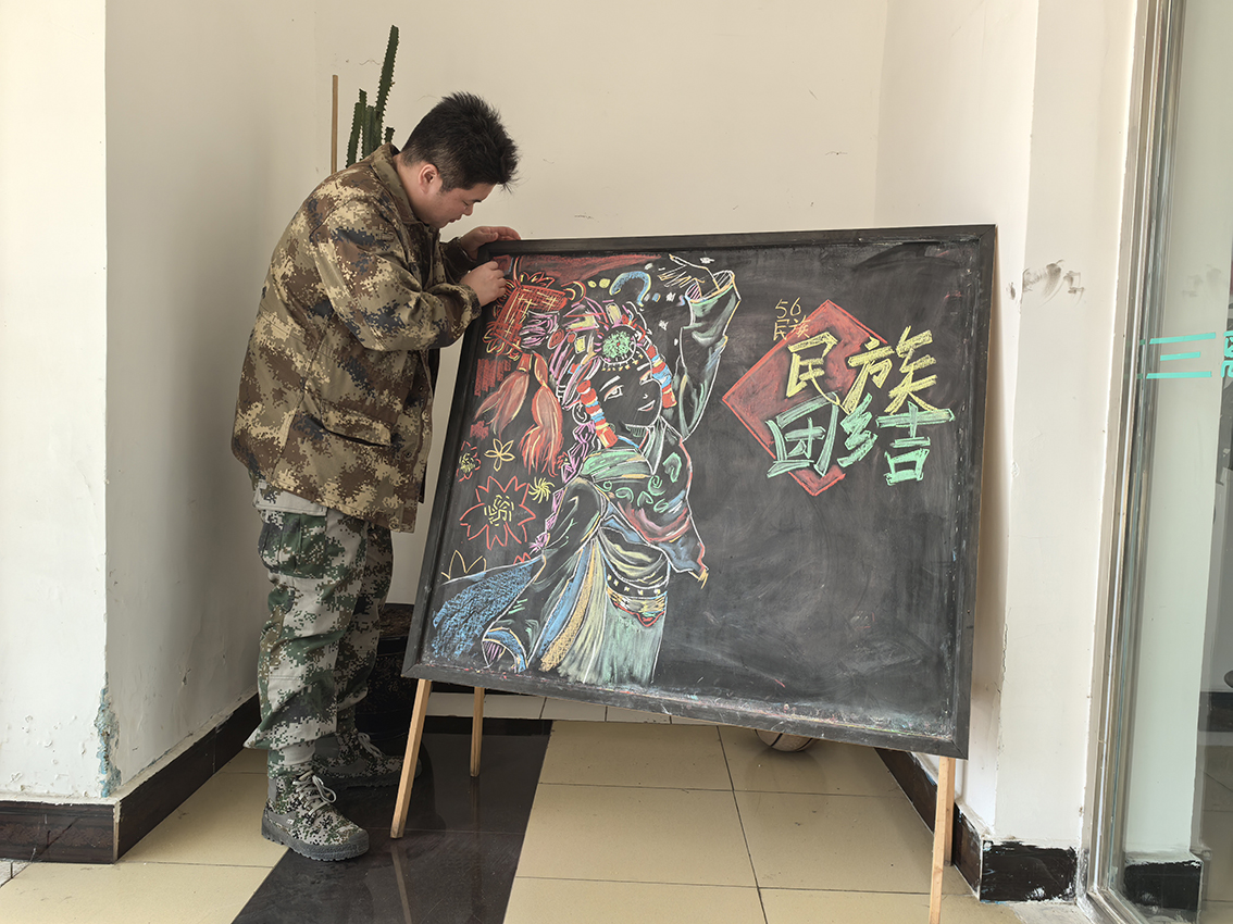 阿里河森工公司阿南經(jīng)營(yíng)管護(hù)中心創(chuàng)新形式開(kāi)展民族政策宣傳 傳遞民族團(tuán)結(jié)正能量 拷貝.jpg