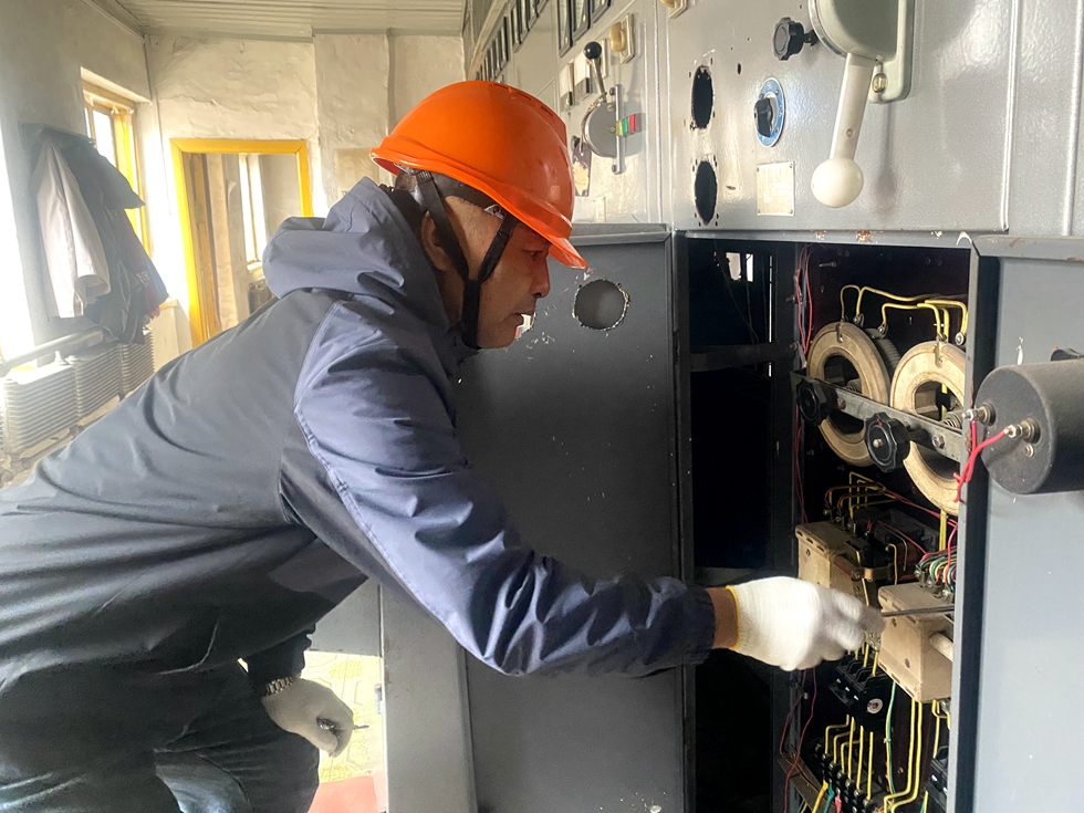 庫都爾森工公司貯木中心確保配電室安全運行.jpg