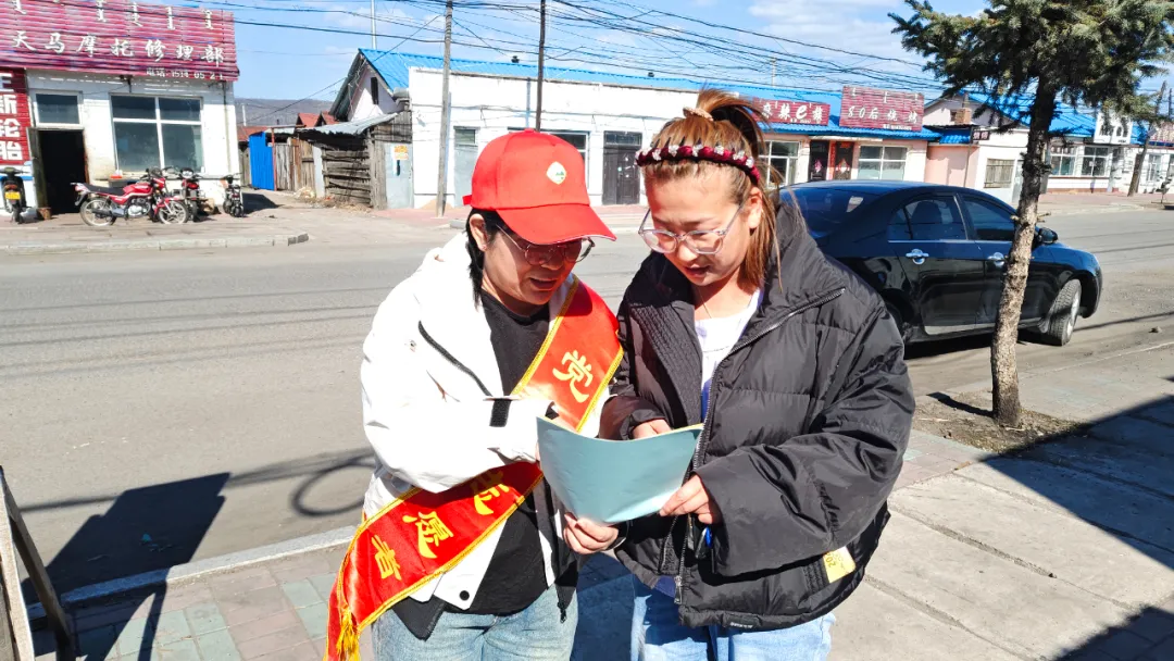 阿龍山森工公司阿烏尼經(jīng)營(yíng)管護(hù)中心開(kāi)展民族政策宣傳活動(dòng).png