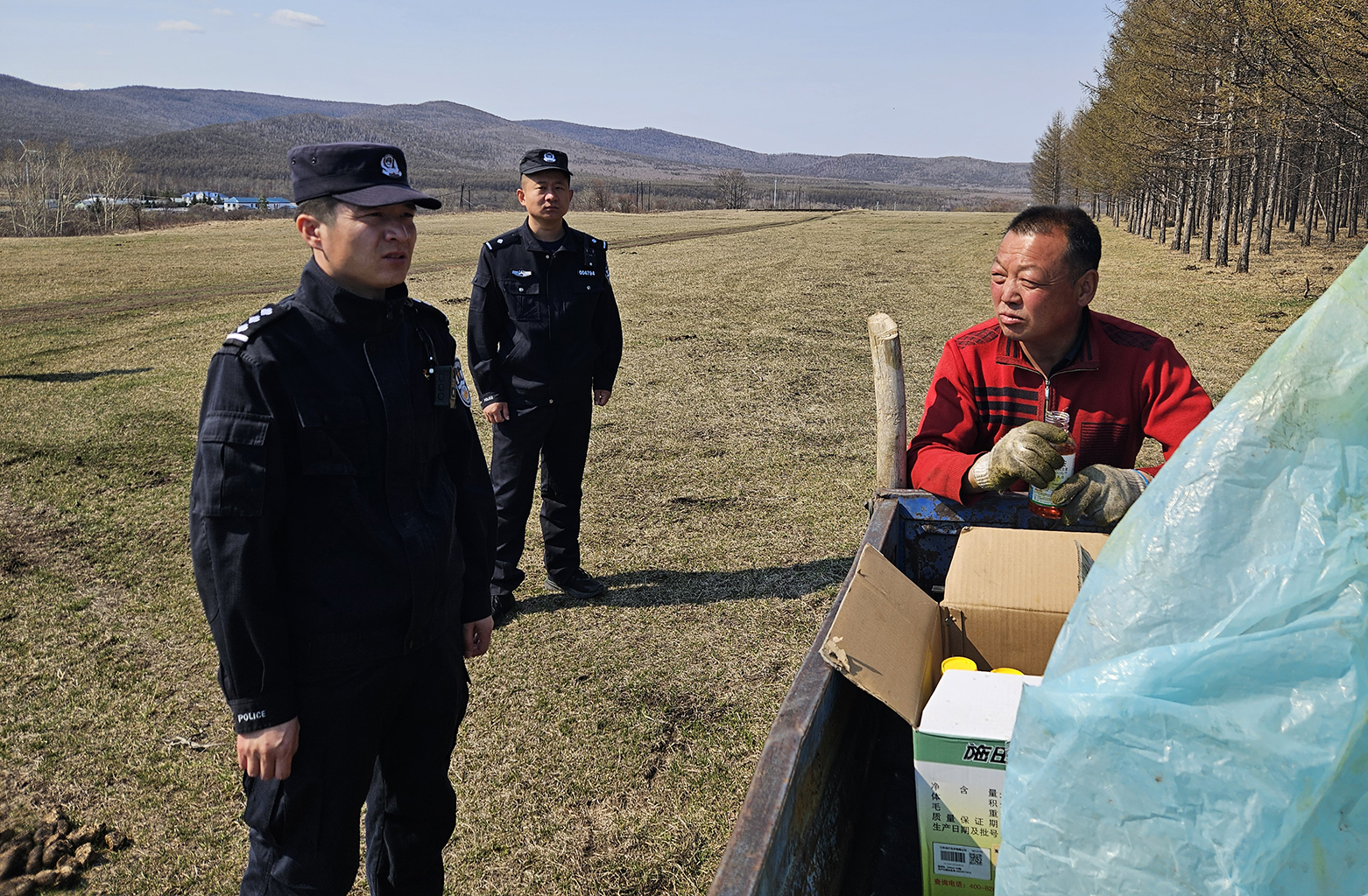“林長+警長”協(xié)同發(fā)力 筑牢生態(tài)安全屏障（白哲敏 攝）.jpg