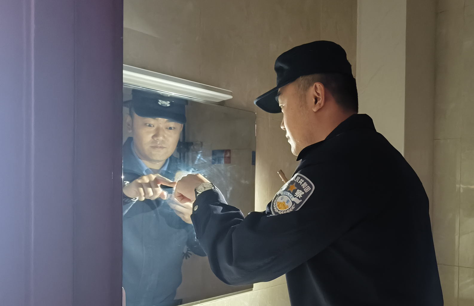 莫爾道嘎分局開展竊聽竊照專項檢查（張玉柱 攝）.png