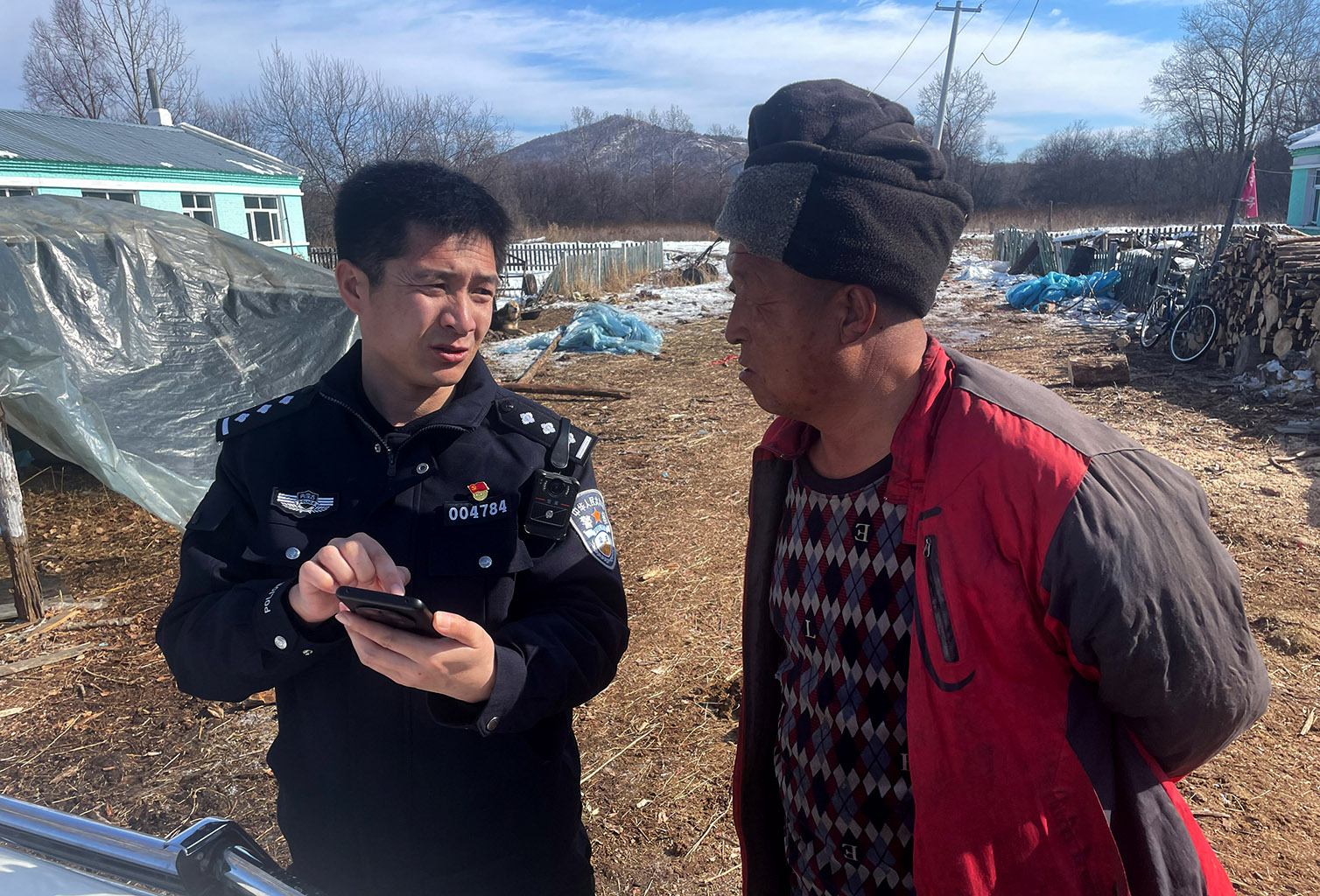 莫爾道嘎分局太平派出所開展毀林毀草專項整治宣傳（白哲敏 攝）.jpg